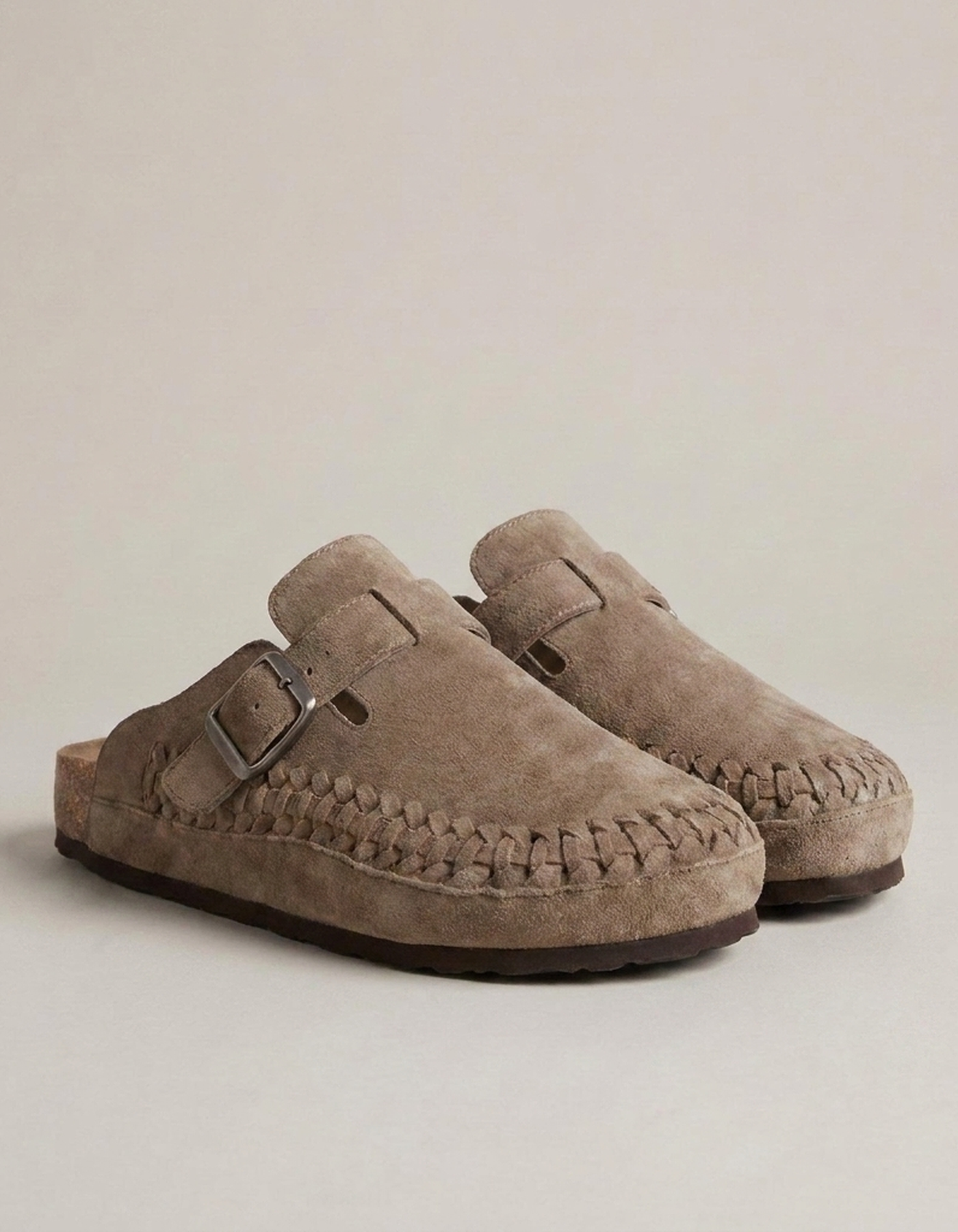 PLUXSTYLE::numise::aurelio-taupe-clog-footwear::closeup-detail