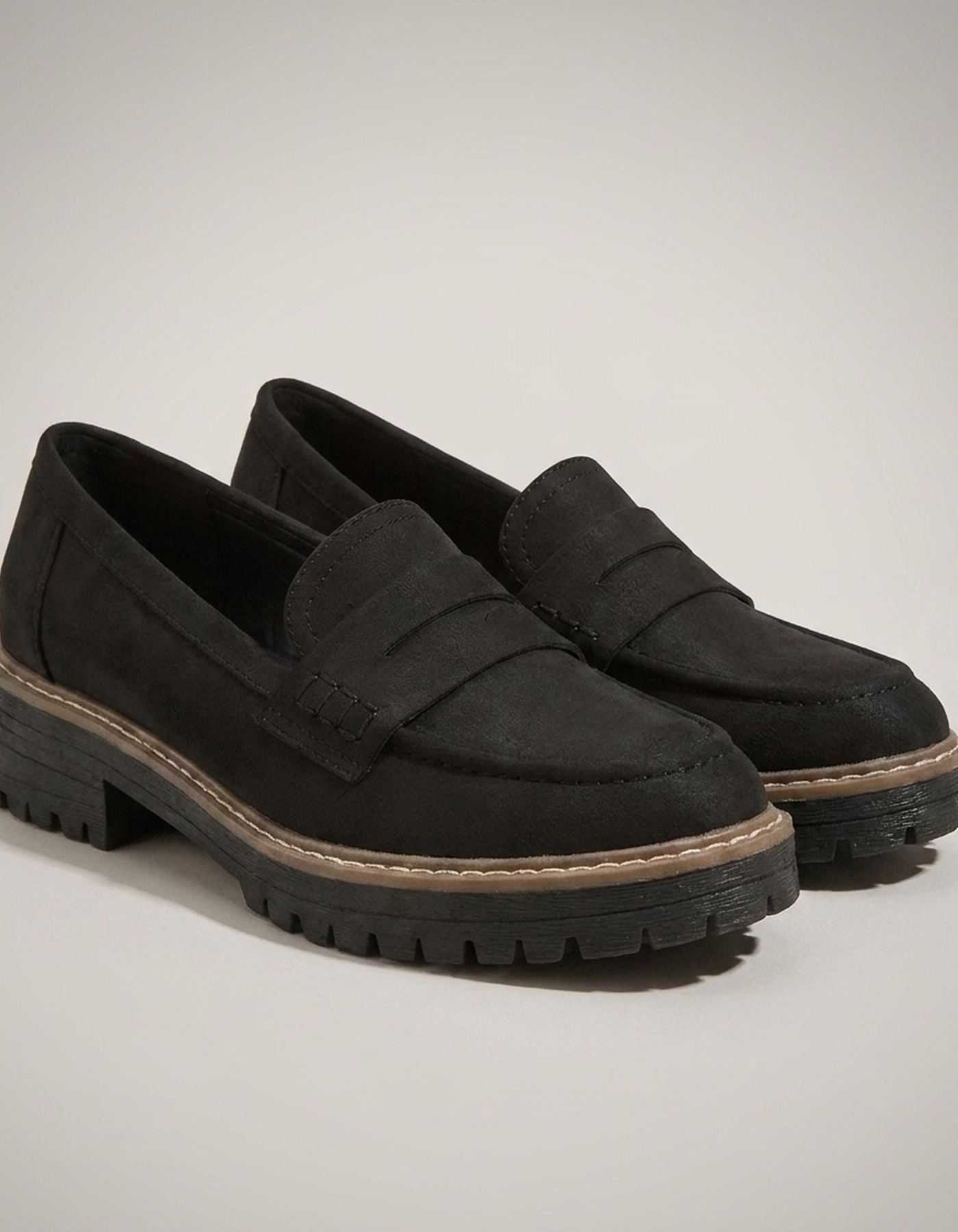 PLUXSTYLE::numise::destiny-everyday-loafers::closeup-detail