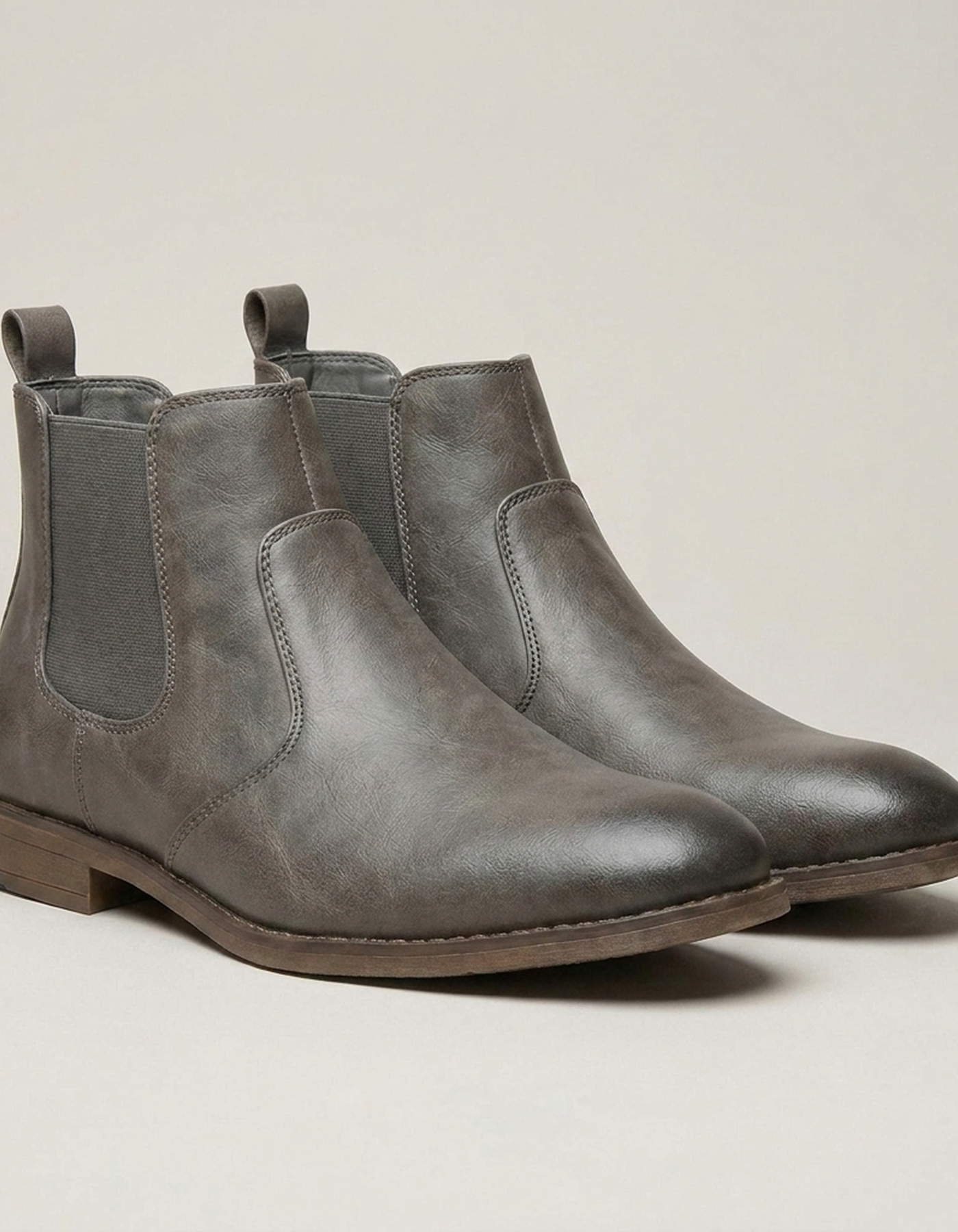 PLUXSTYLE::numise::mens-relaxed-chelsea-footwear::closeup-detail