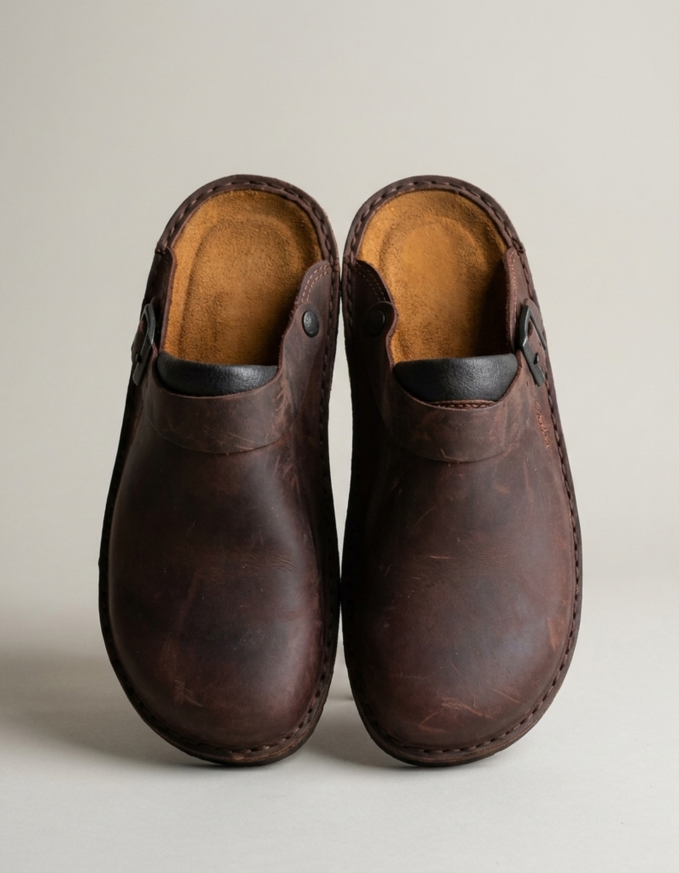 PLUXSTYLE::numise::unisex-easy-on-comfort-clogs::pack-dark-brown