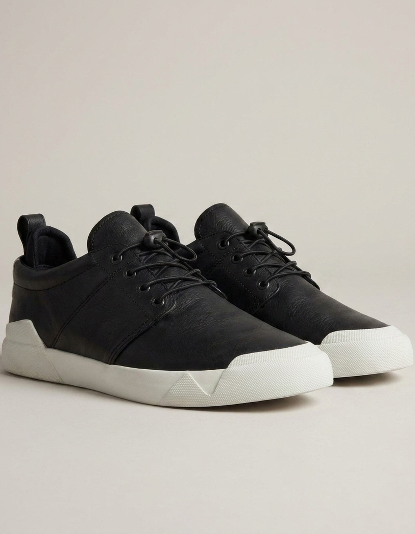 PLUXSTYLE::numise::mens-quick-lace-low-top-sneakers::closeup-detail