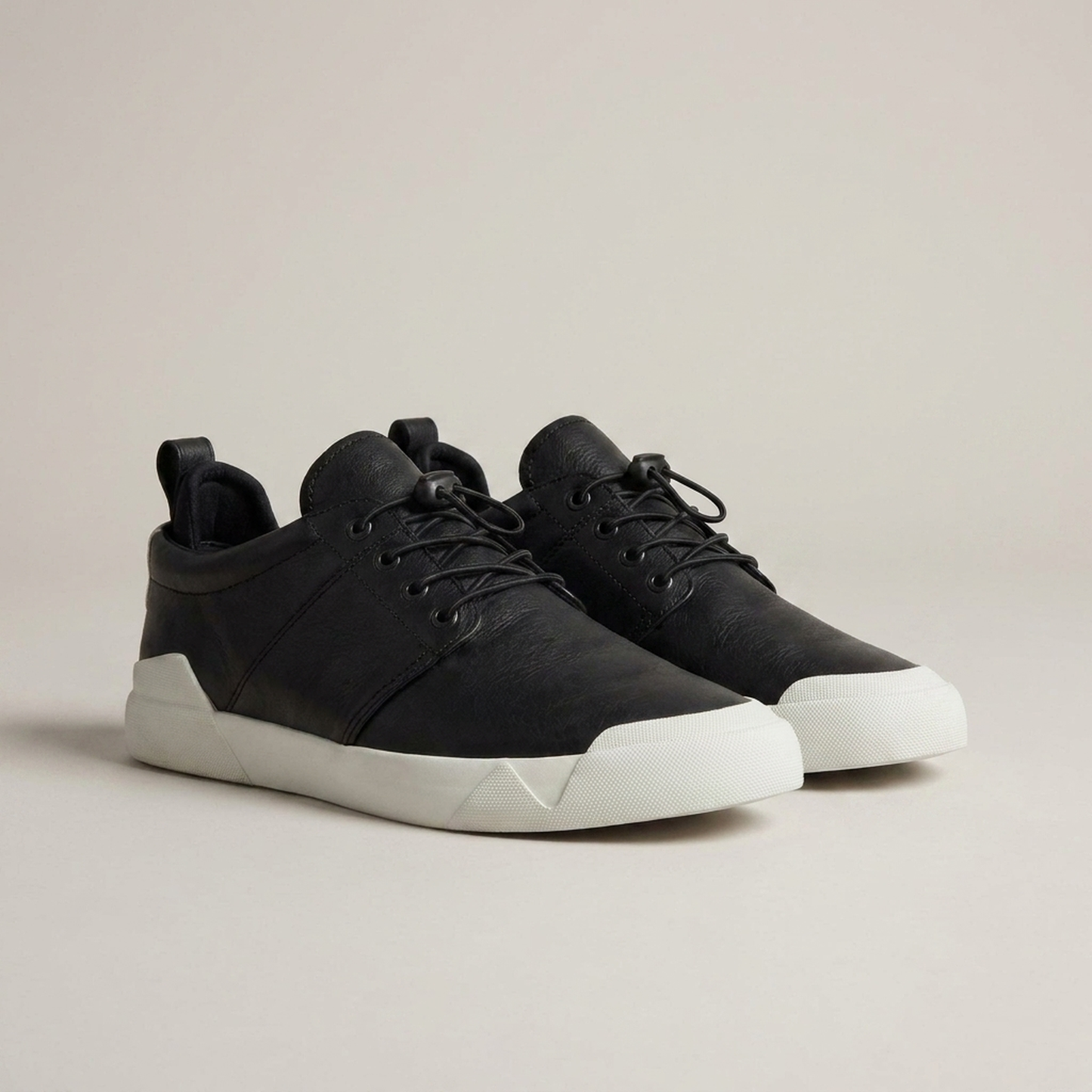 PLUXSTYLE::numise::mens-quick-lace-low-top-sneakers::closeup-detail