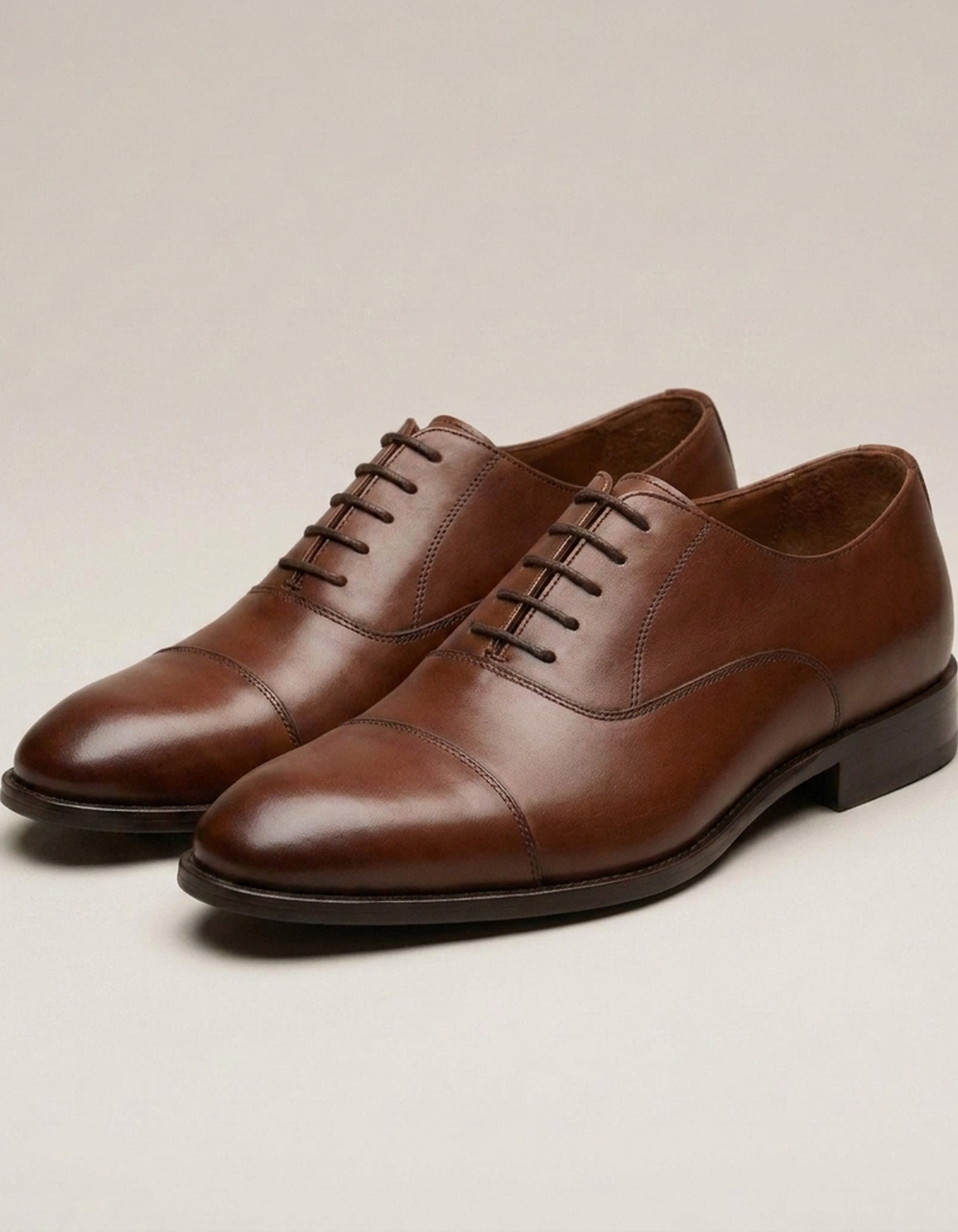PLUXSTYLE::numise::mens-classic-oxford-footwear::closeup-detail