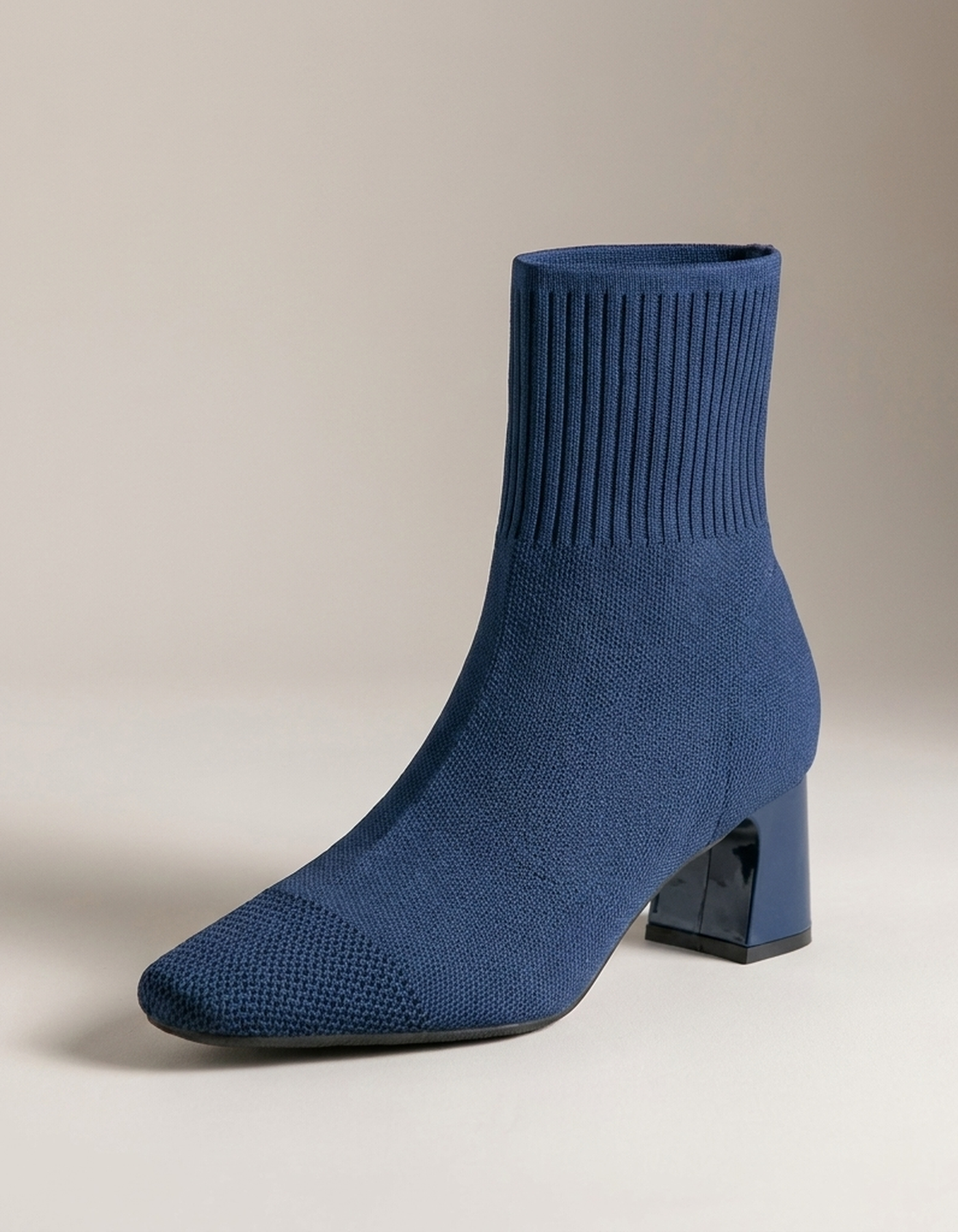 PLUXSTYLE::numise::flex-fit-ankle-boots::closeup-hero