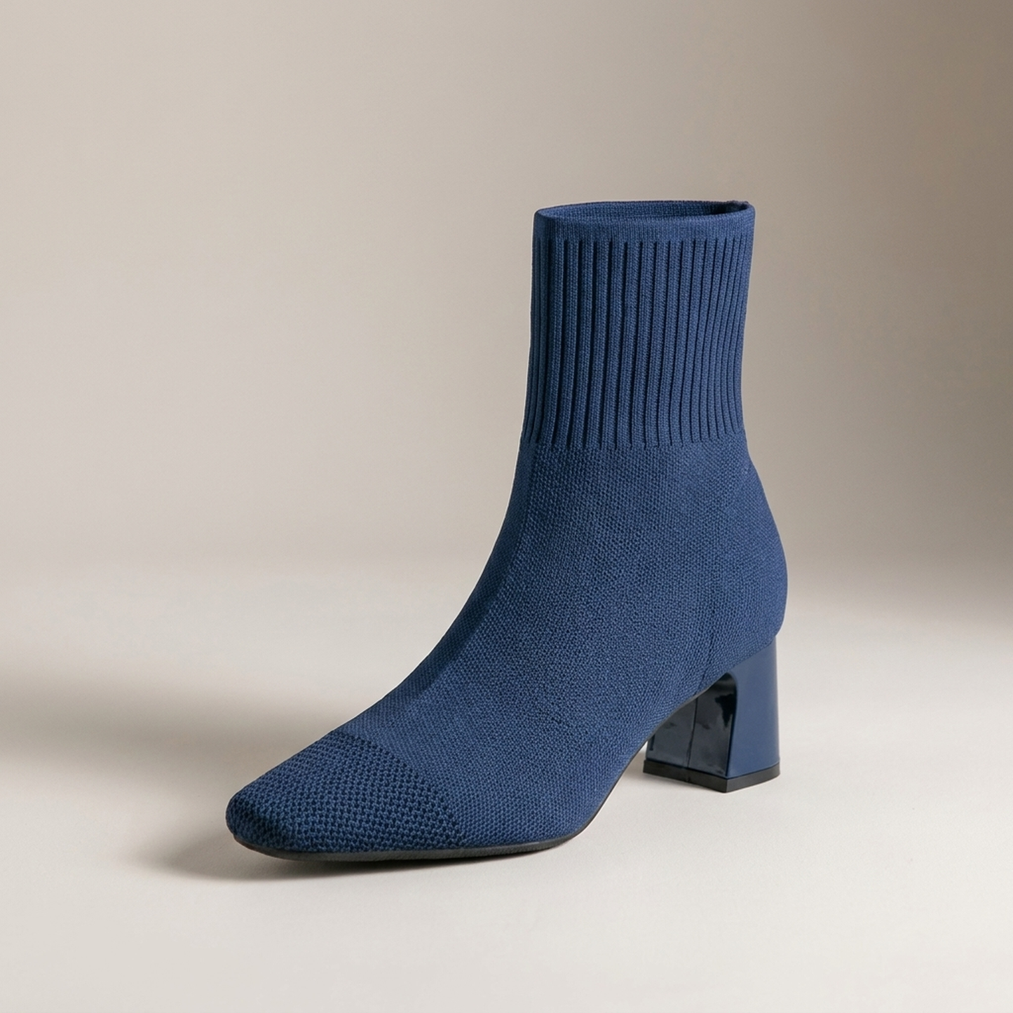 PLUXSTYLE::numise::flex-fit-ankle-boots::closeup-hero
