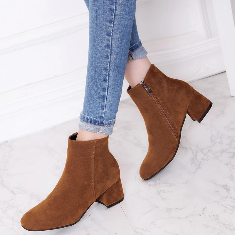 PLUXSTYLE::numise::pointed-toe-block-heel-ankle-boots::lifestyle-keep-2