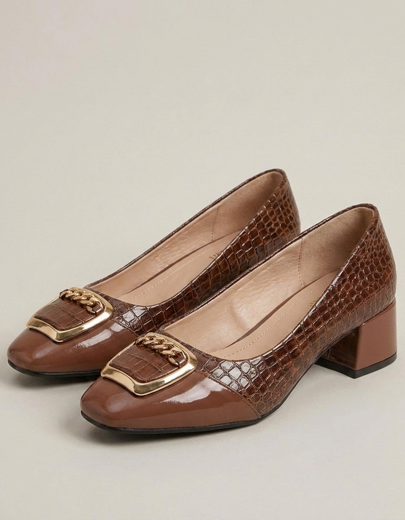 PLUXSTYLE::numise::ava-chain-detail-block-heel-loafers::closeup-detail