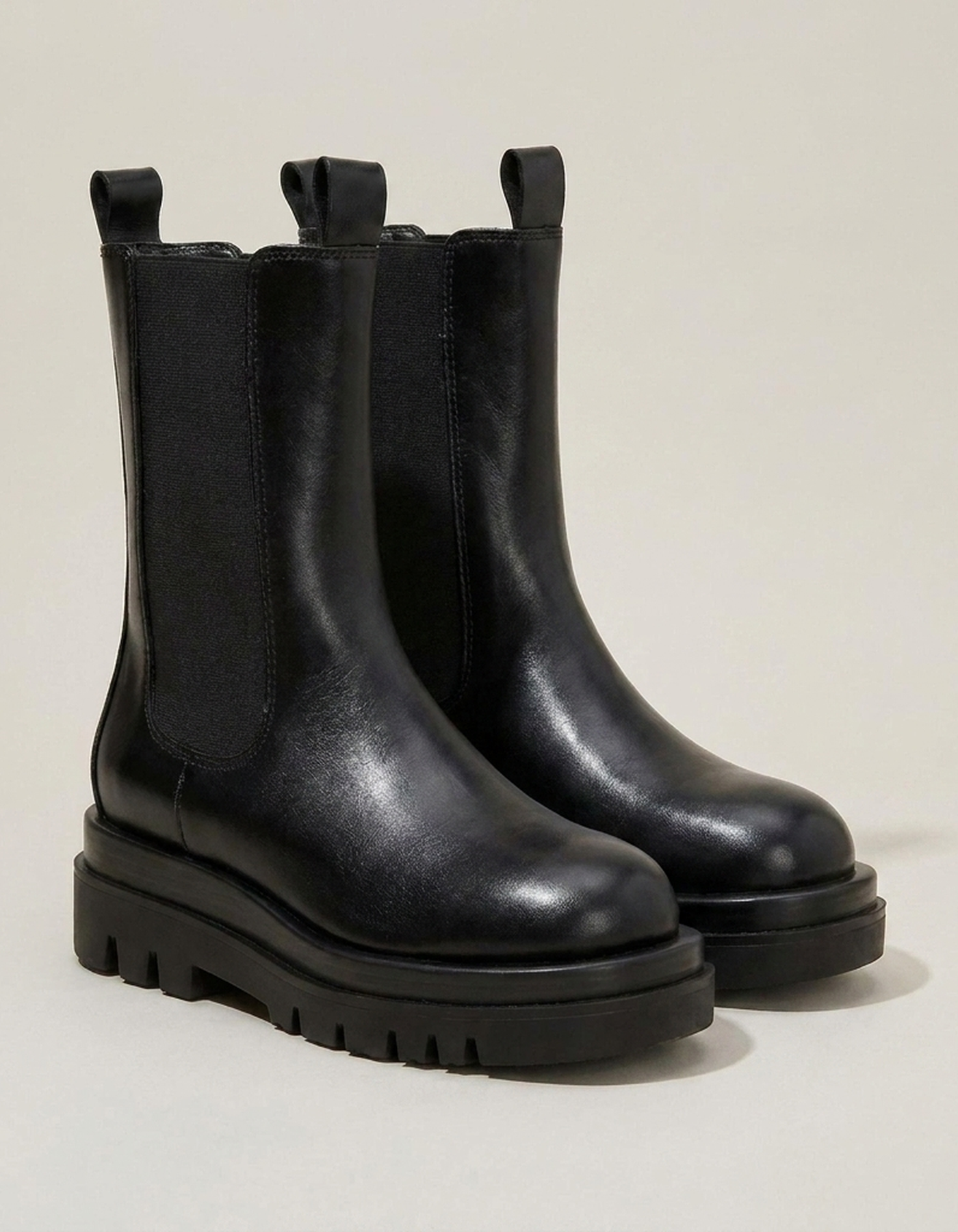 PLUXSTYLE::numise::urban-platform-chelsea-boots::closeup-detail