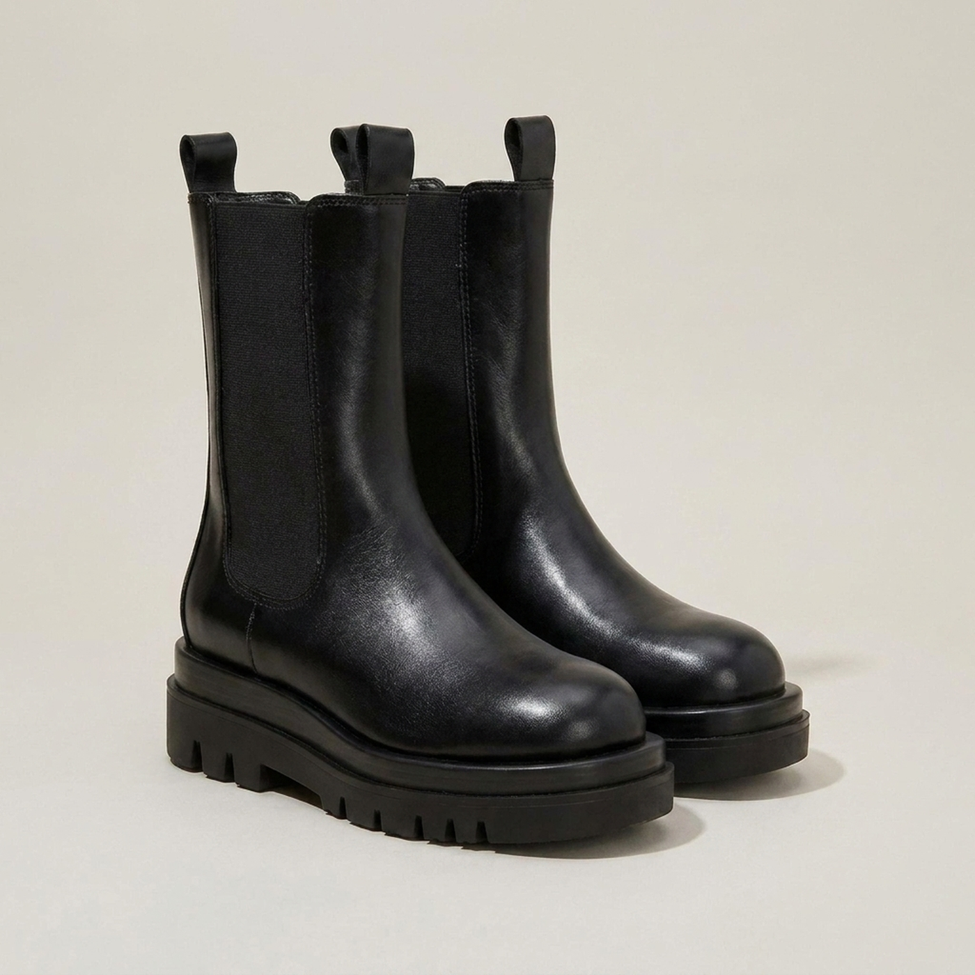 PLUXSTYLE::numise::urban-platform-chelsea-boots::closeup-detail