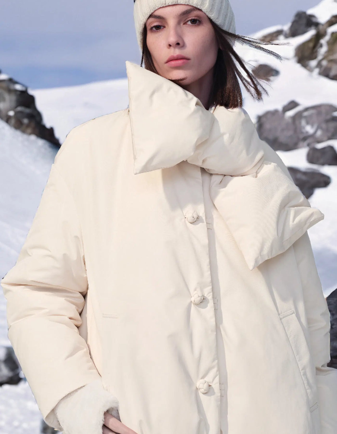 PLUXSTYLE::numise::adrija-convertible-parka::lifestyle-keep-2