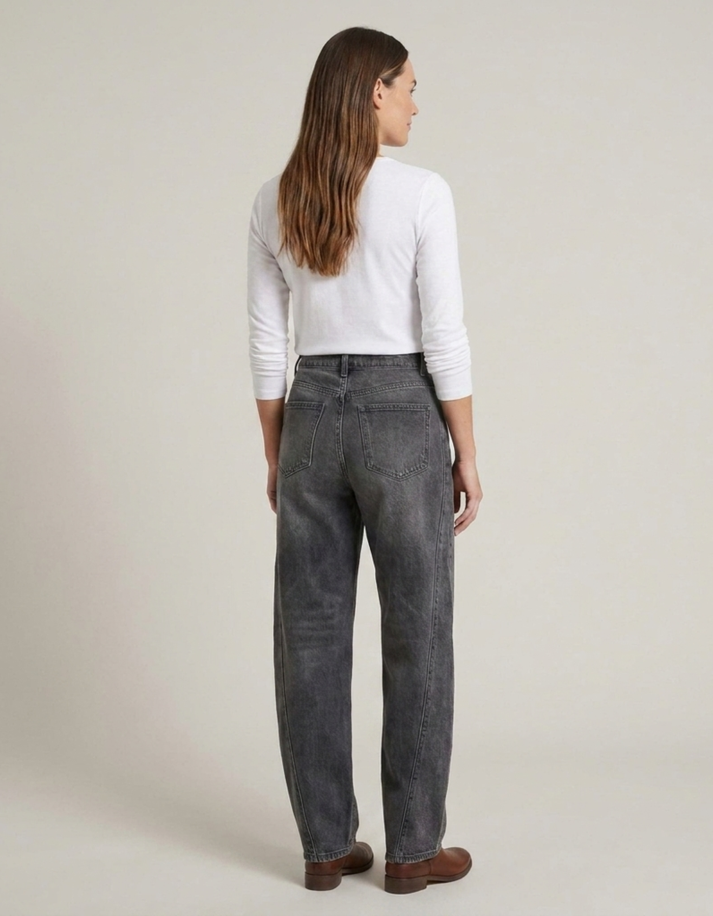 PLUXSTYLE::numise::astrid-slanted-seam-barrel-jeans::back