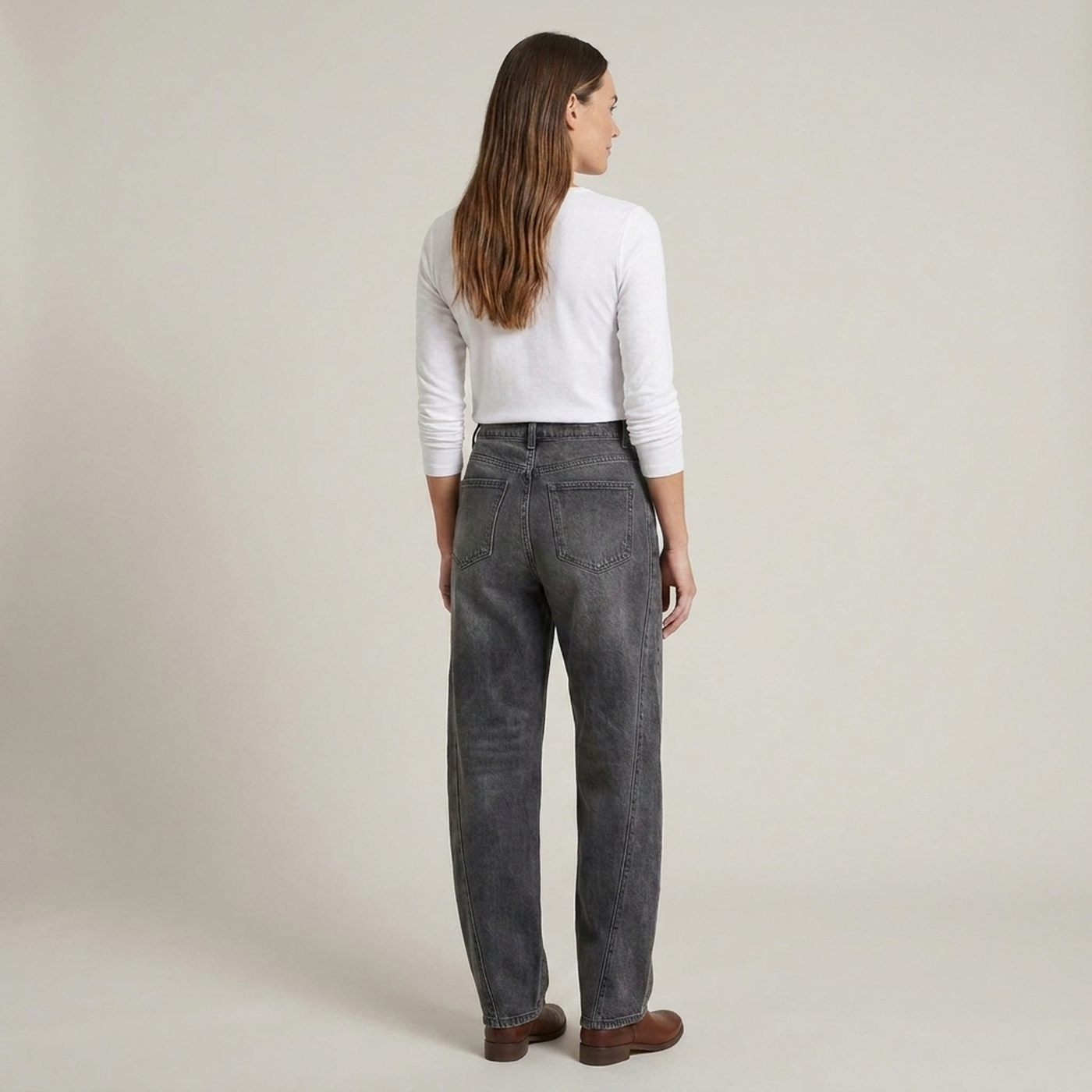 PLUXSTYLE::numise::astrid-slanted-seam-barrel-jeans::back