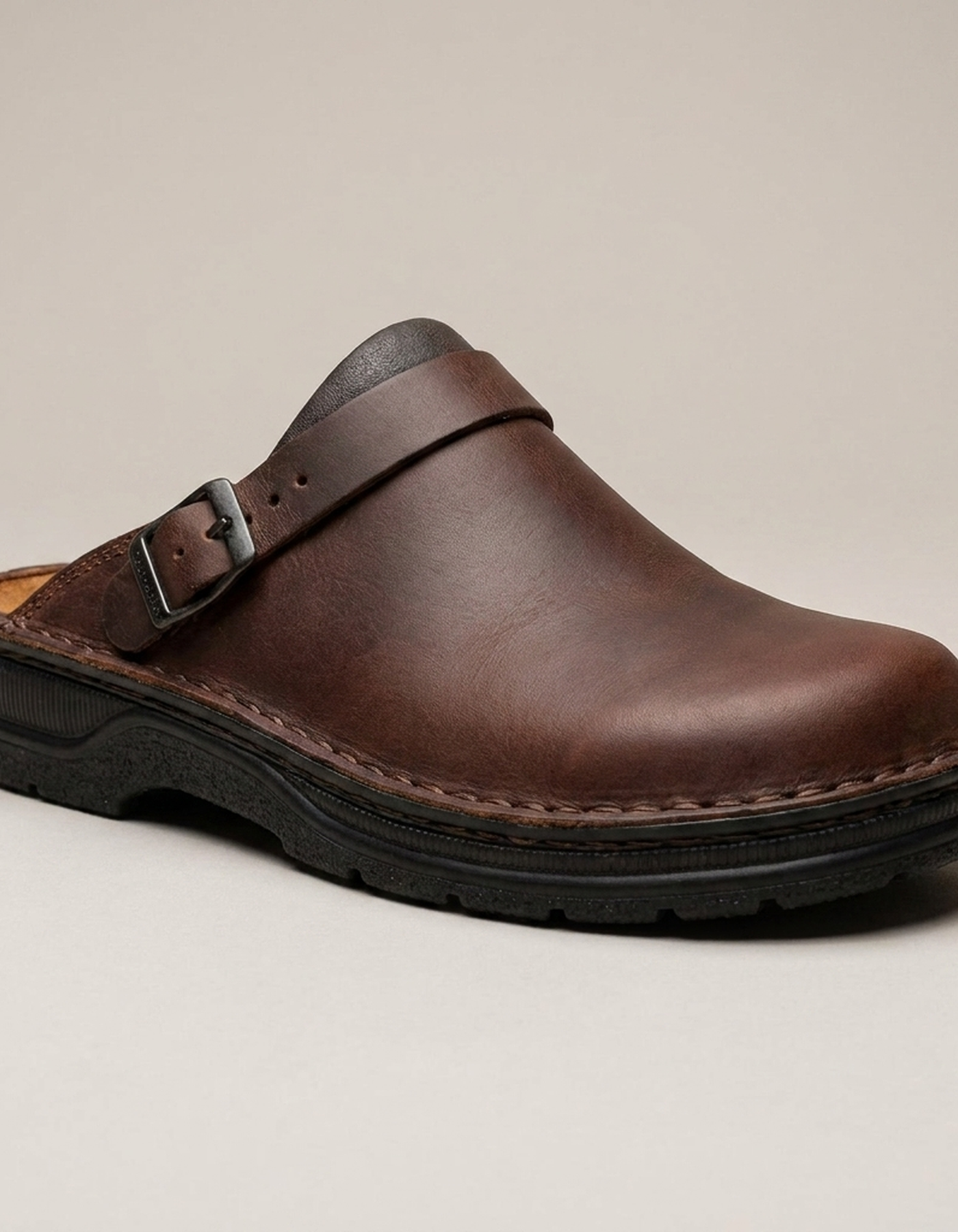 PLUXSTYLE::numise::everyday-support-clogs::closeup-hero