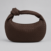 Sac à bandoulière texturé pour un style chic au quotidien