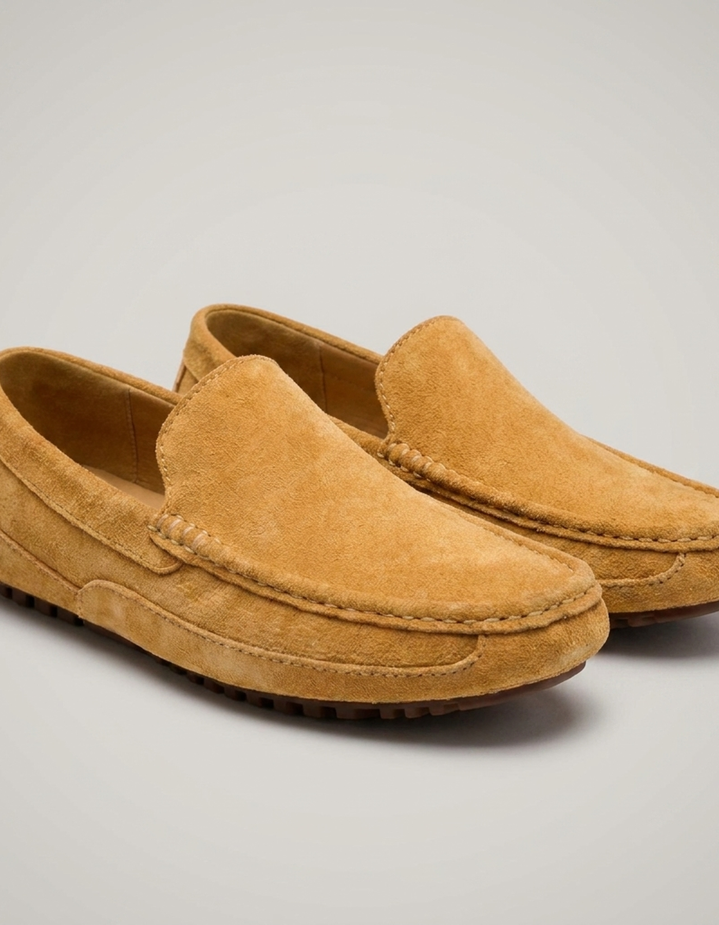PLUXSTYLE::numise::mens-contrast-stitch-comfort-loafers::closeup-detail