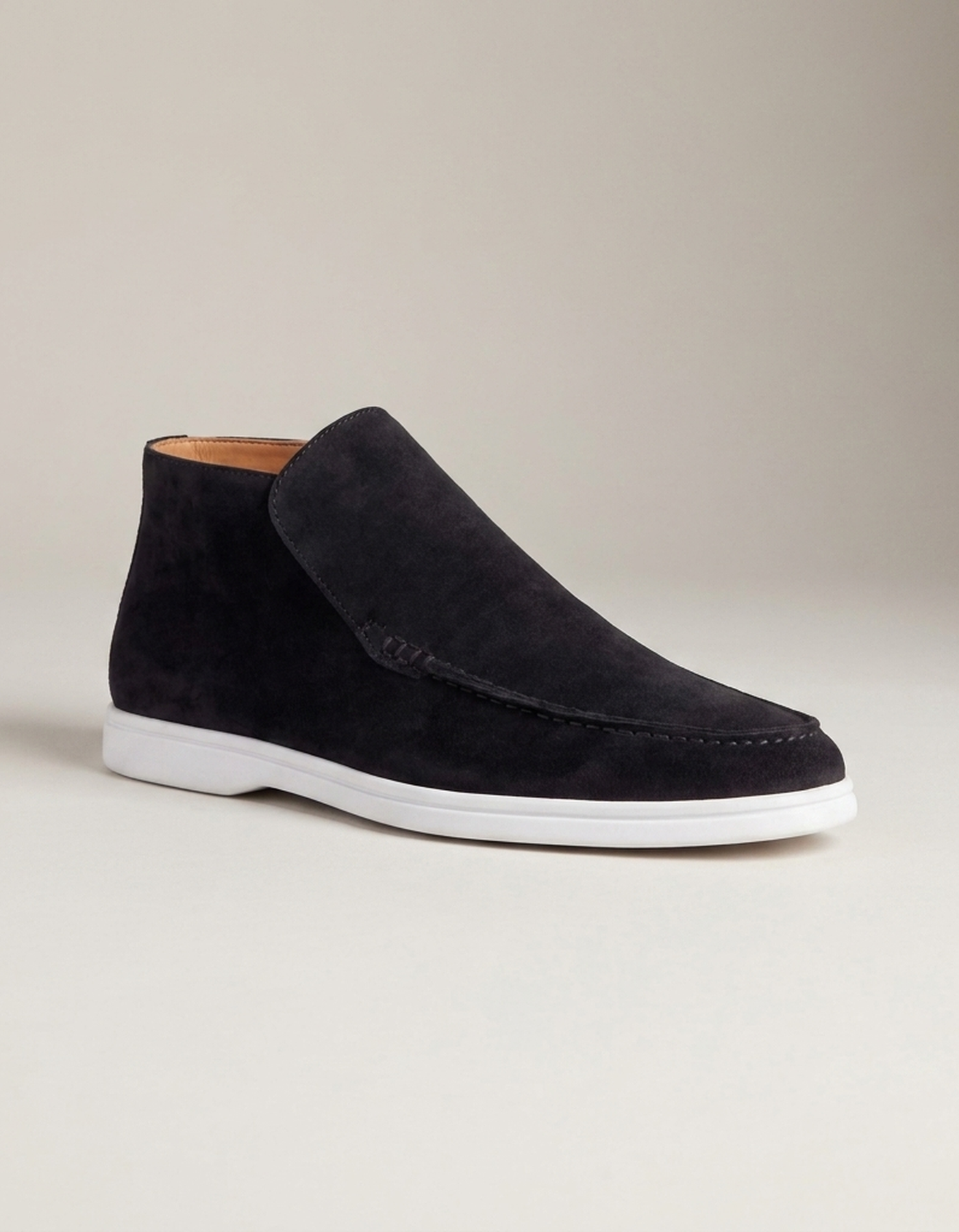 PLUXSTYLE::numise::mens-black-city-loafers::closeup-hero