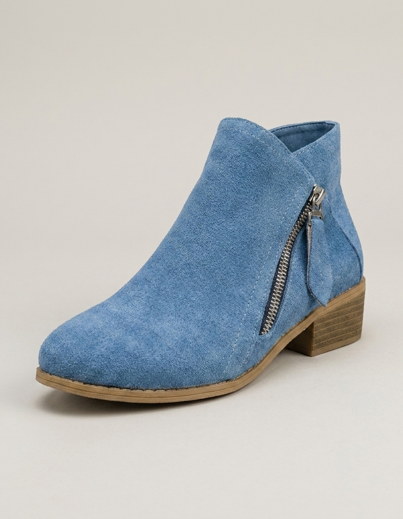 PLUXSTYLE::numise::low-block-heel-ankle-boots::closeup-hero