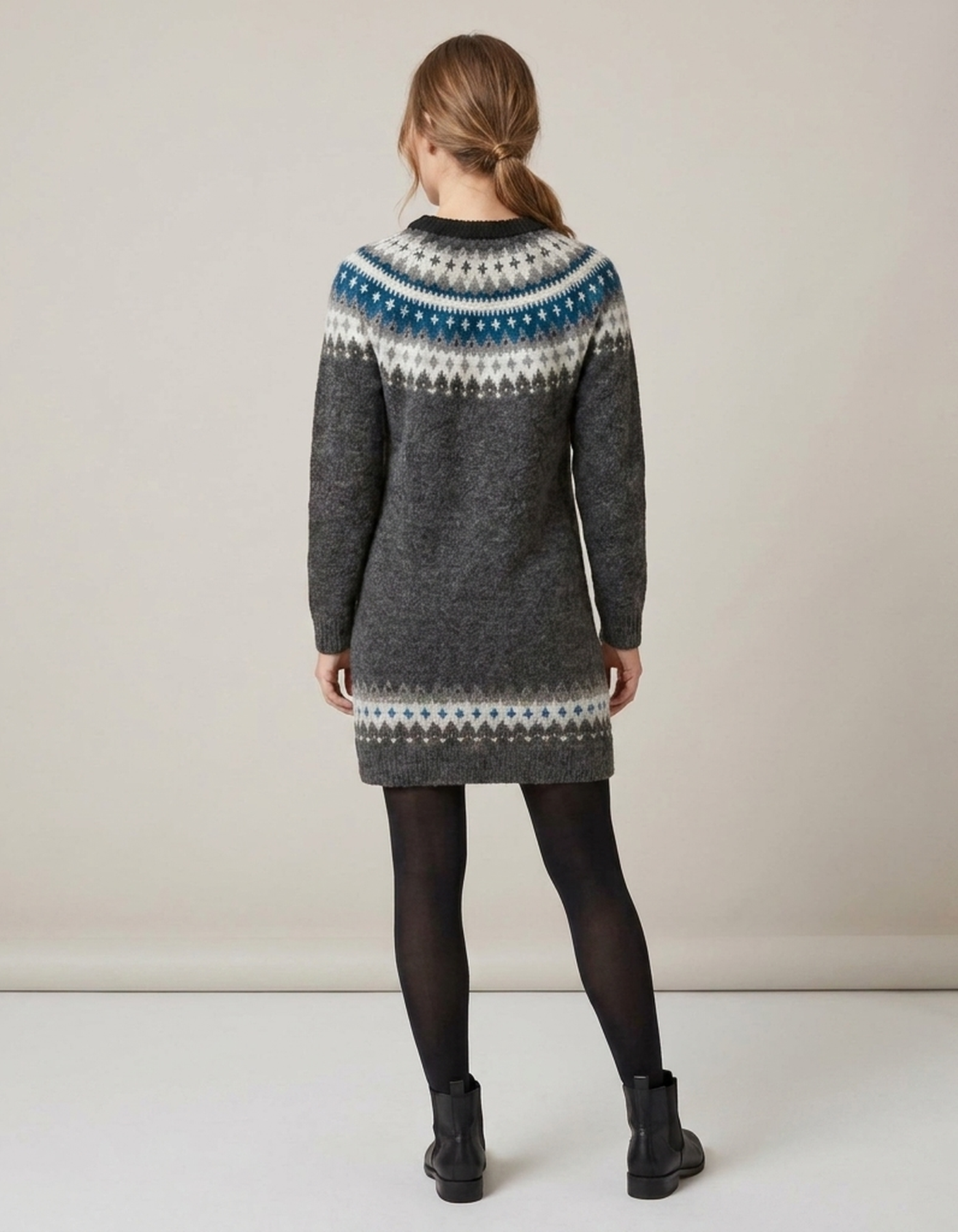 PLUXSTYLE::numise::nordic-sweater-dress::back