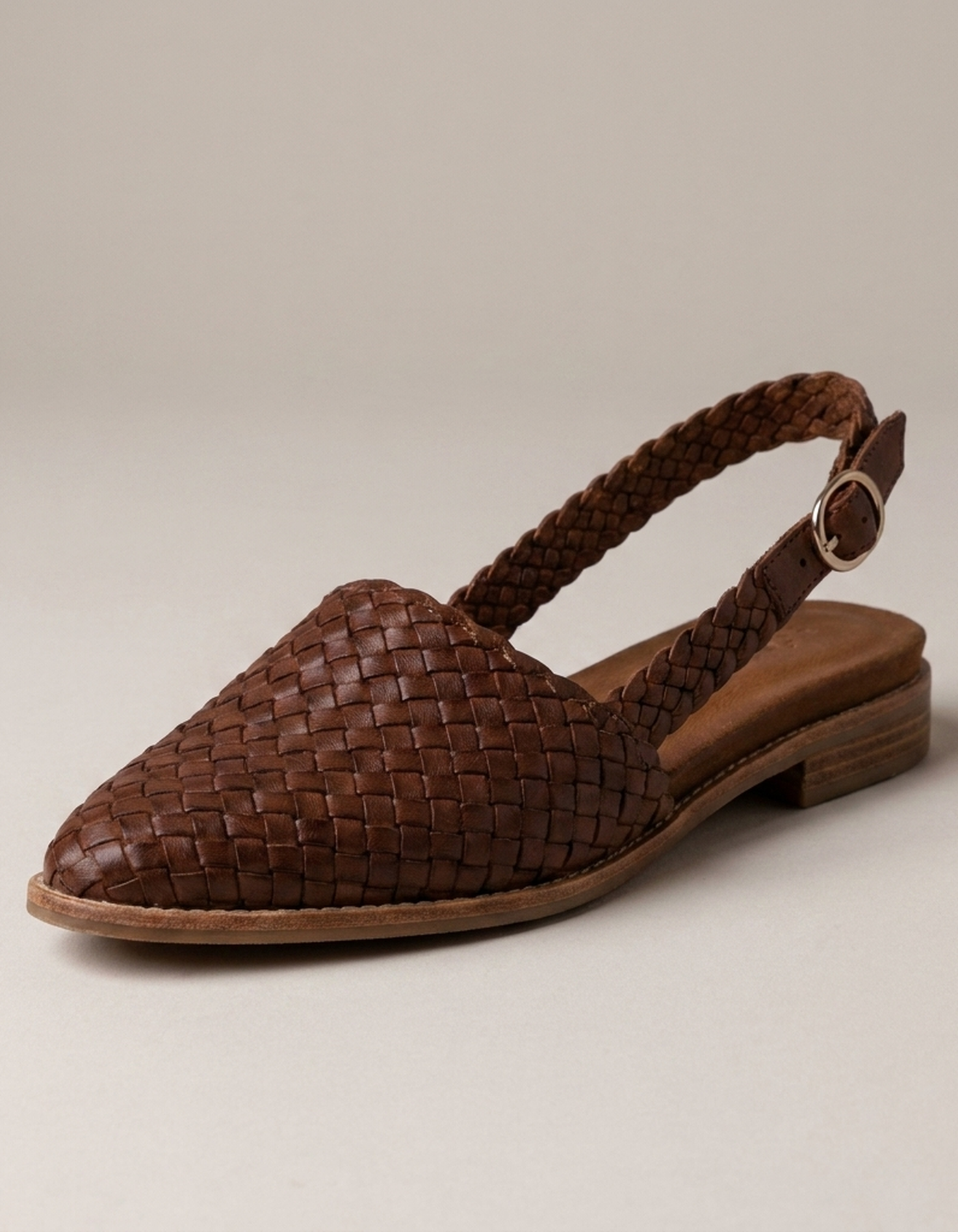 PLUXSTYLE::numise::penelope-pointed-toe-footwear::closeup-hero