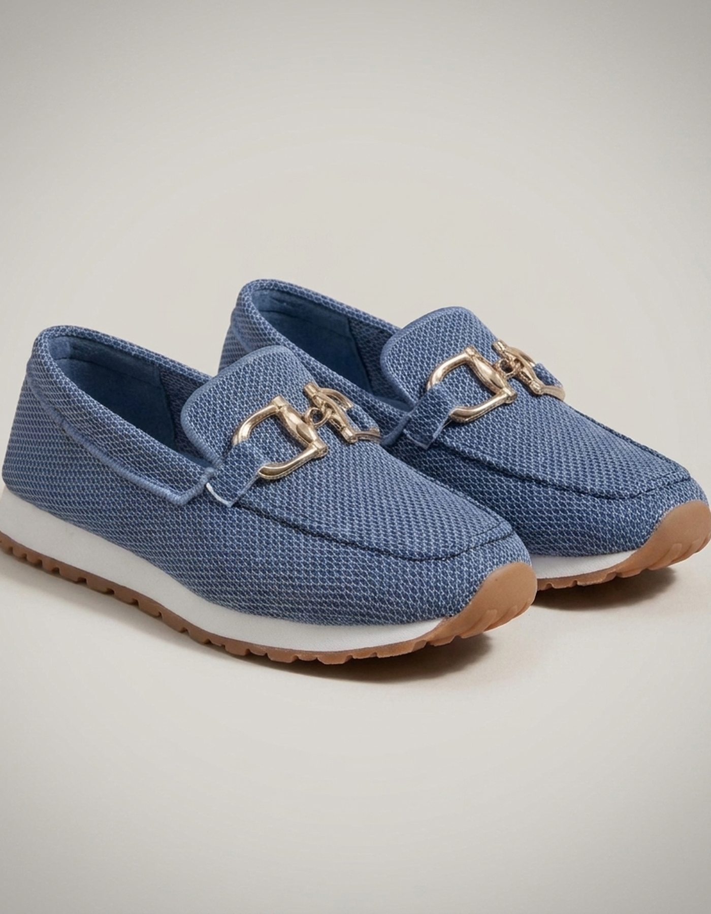 PLUXSTYLE::numise::supportive-buckle-loafers::closeup-detail