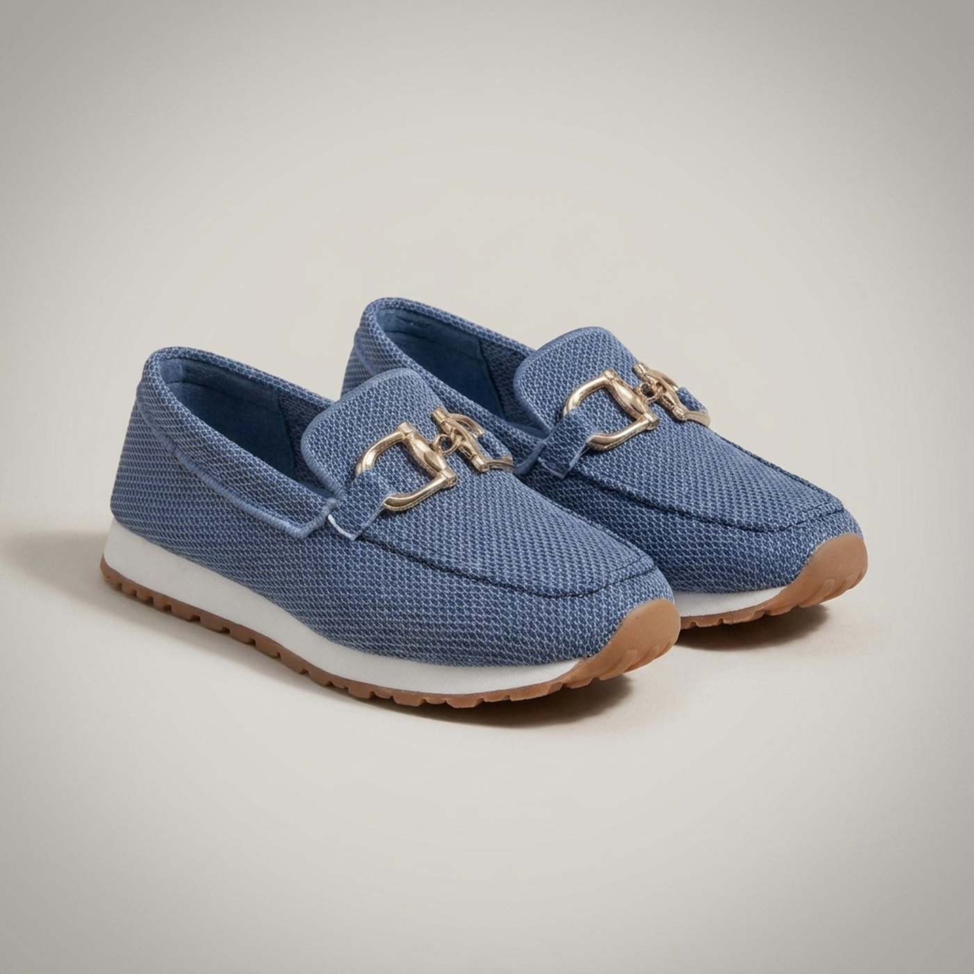PLUXSTYLE::numise::supportive-buckle-loafers::closeup-detail