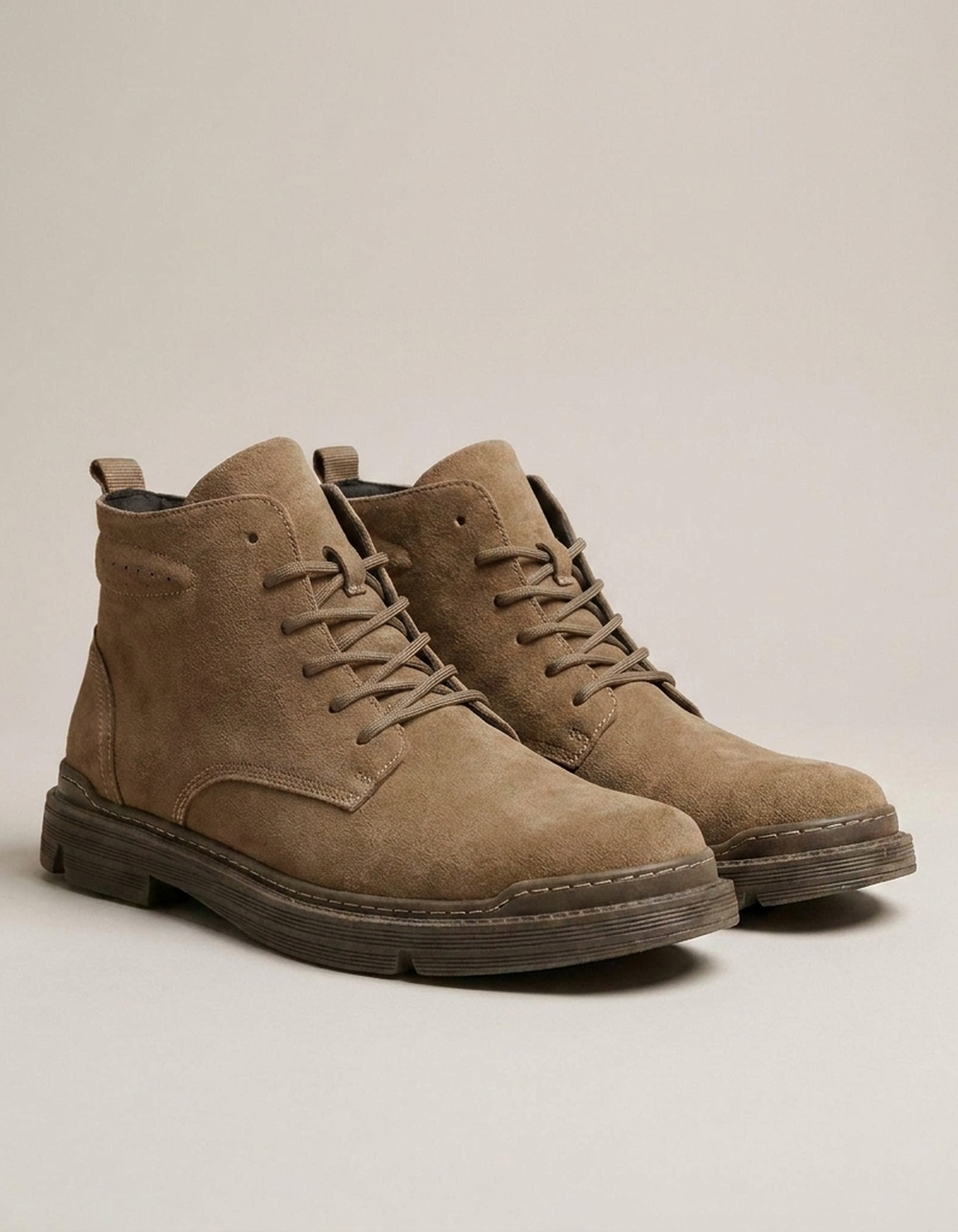 PLUXSTYLE::numise::mens-lace-up-chukka-boots::closeup-detail