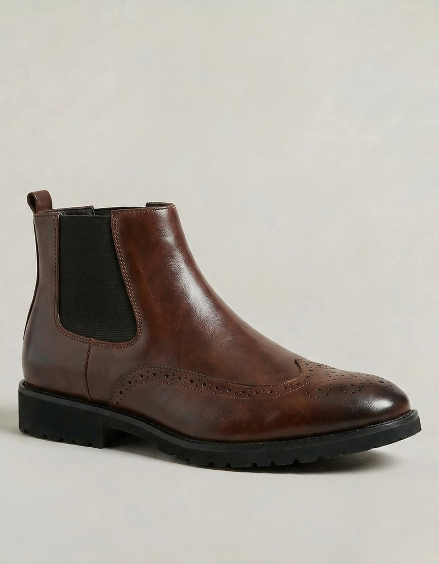 PLUXSTYLE::numise::mens-wingtip-chelsea-boots::closeup-hero