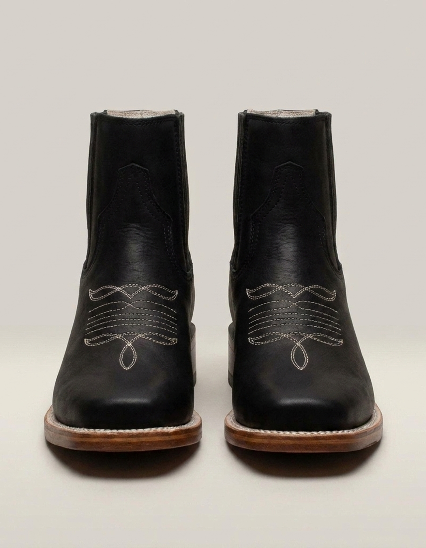 PLUXSTYLE::numise::mens-bulldog-boots-in-black::closeup-detail