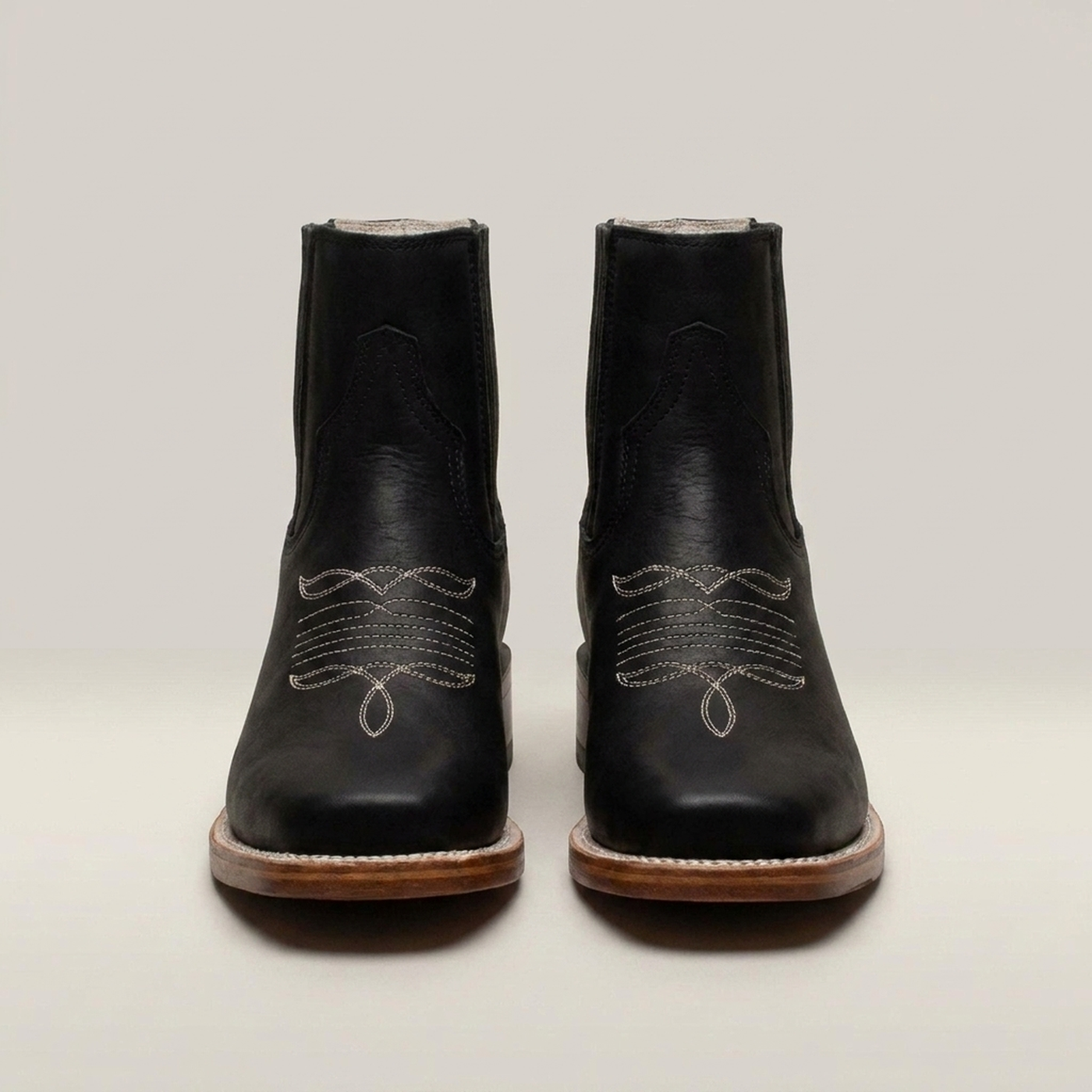 PLUXSTYLE::numise::mens-bulldog-boots-in-black::closeup-detail