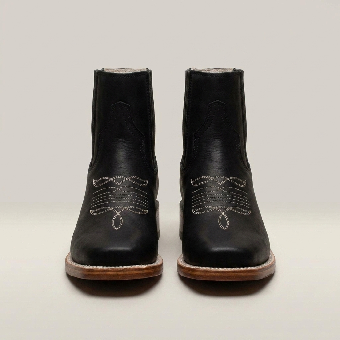 PLUXSTYLE::numise::mens-bulldog-boots-in-black::closeup-detail