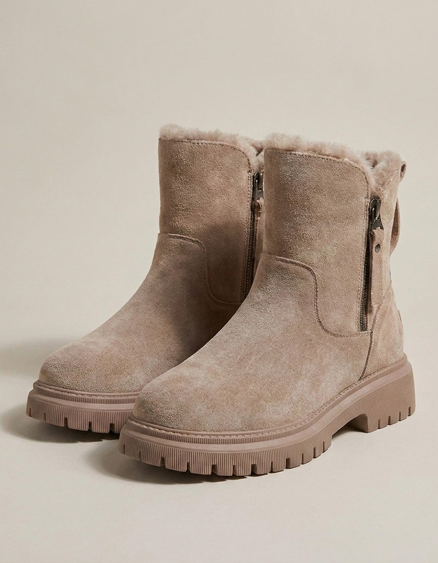 PLUXSTYLE::numise::lug-sole-winter-ankle-boots::closeup-detail