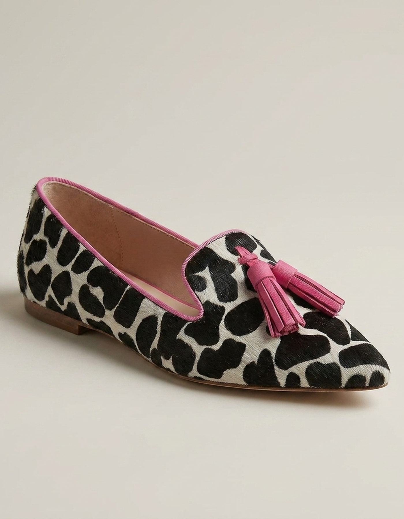 PLUXSTYLE::numise::alexis-pointed-toe-tassel-loafers::closeup-hero