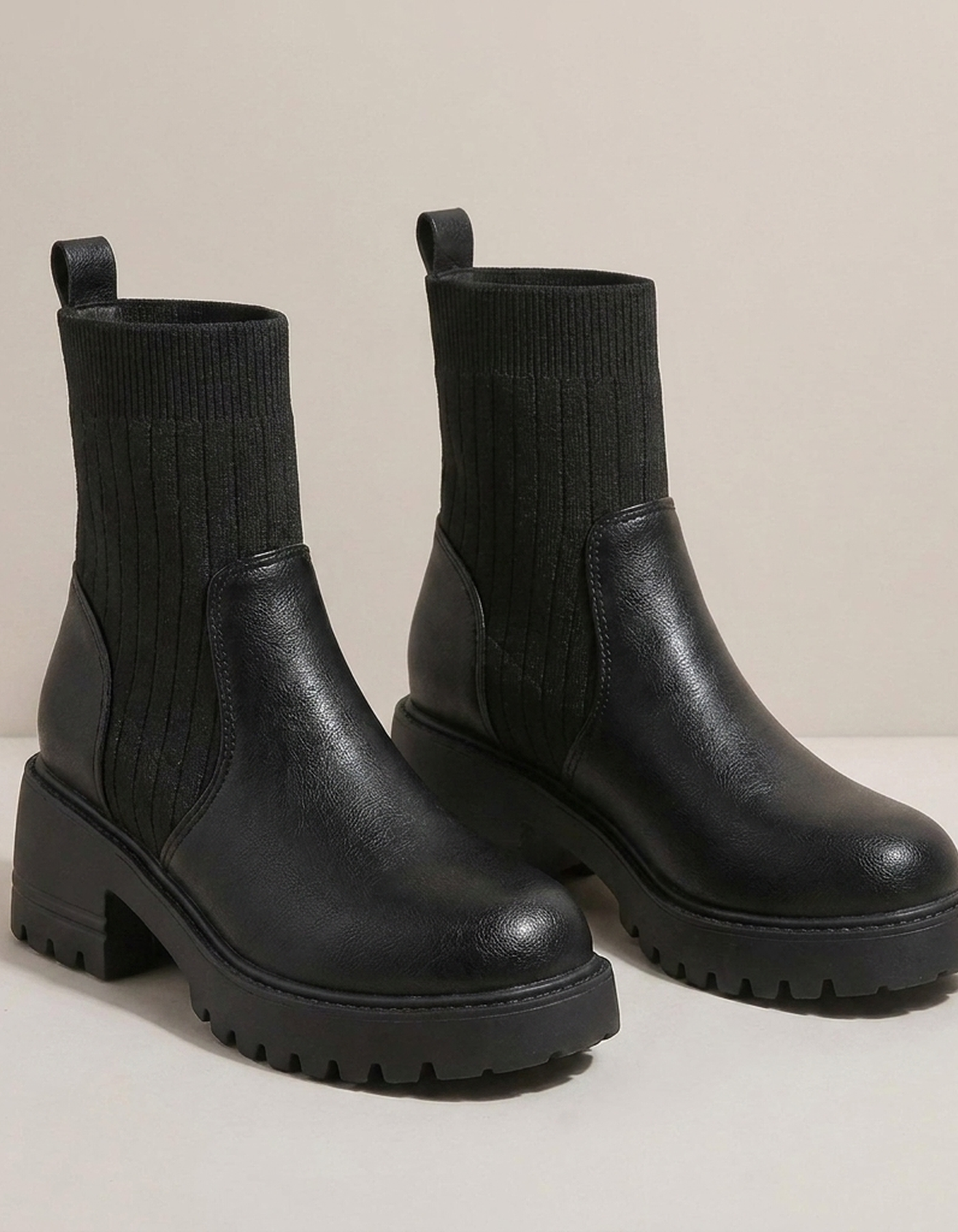 PLUXSTYLE::numise::elevated-platform-chelsea-boots::closeup-detail