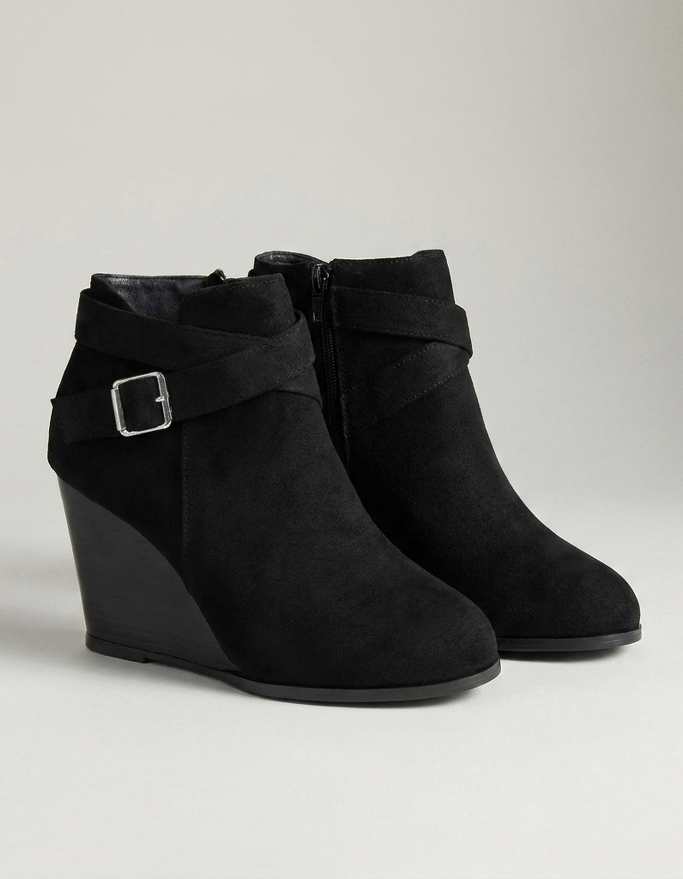 PLUXSTYLE::numise::buckle-detail-block-heel-ankle-boots::closeup-detail