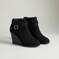 PLUXSTYLE::numise::buckle-detail-block-heel-ankle-boots::closeup-detail