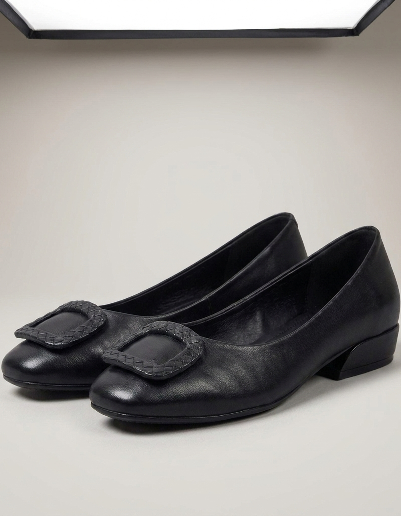 PLUXSTYLE::numise::womens-flat-sole-ballerina-footwear::closeup-detail