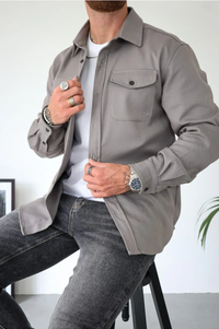 PLUXSTYLE::numise::mens-relaxed-button-up-top::lifestyle-keep-1