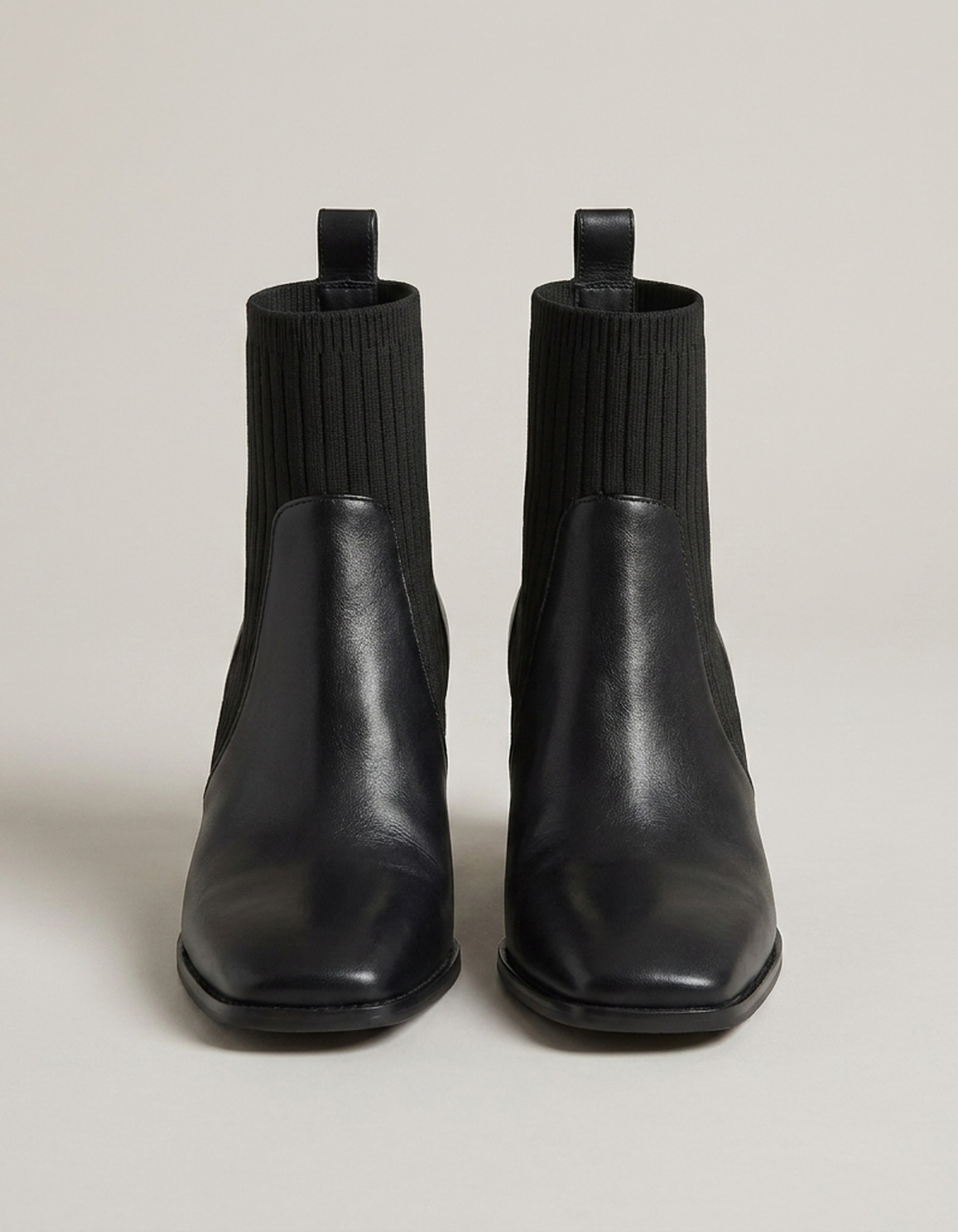 PLUXSTYLE::numise::pointed-toe-chelsea-ankle-boots::pack-black