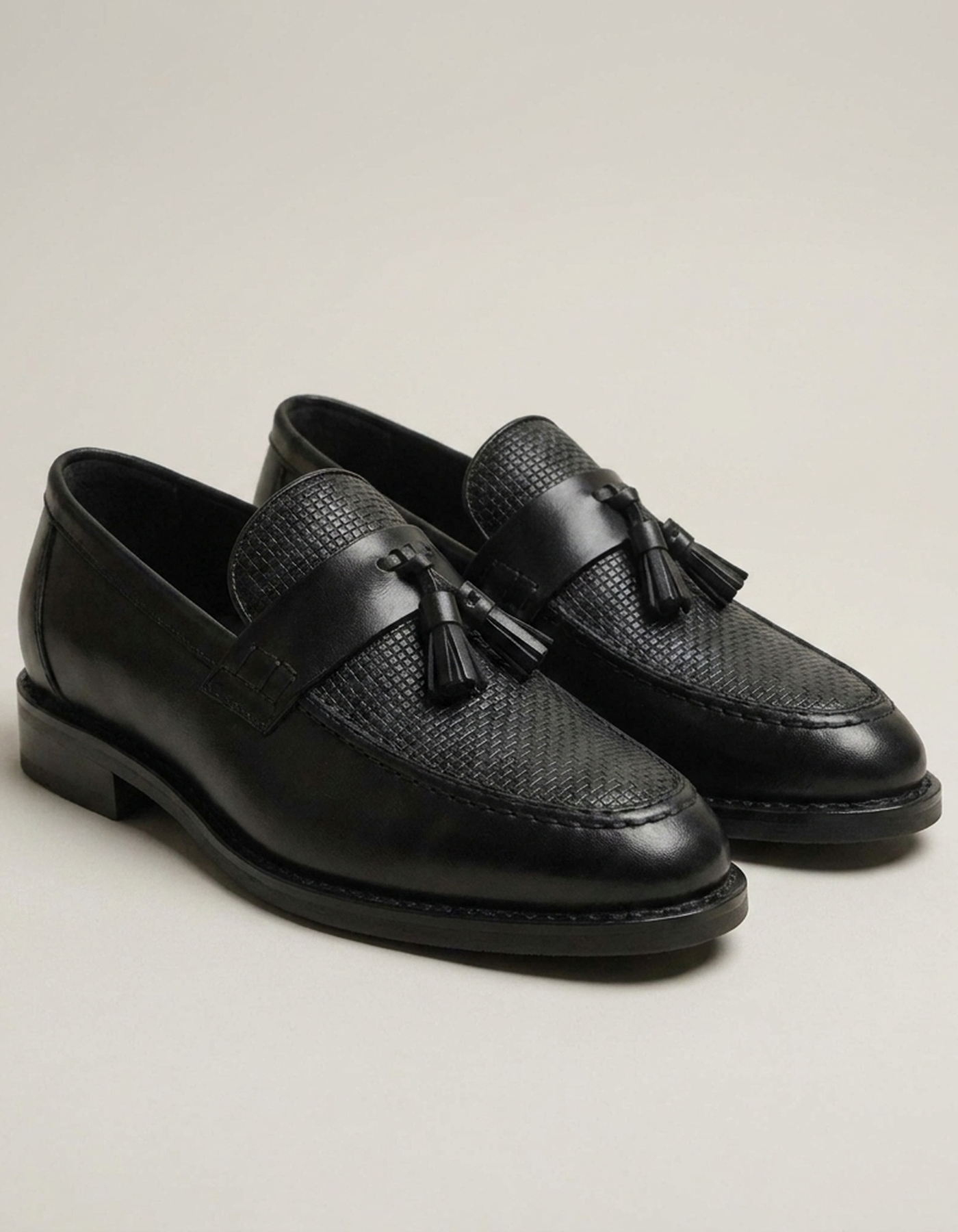 PLUXSTYLE::numise::mens-woven-tassel-slip-on-loafers::closeup-detail