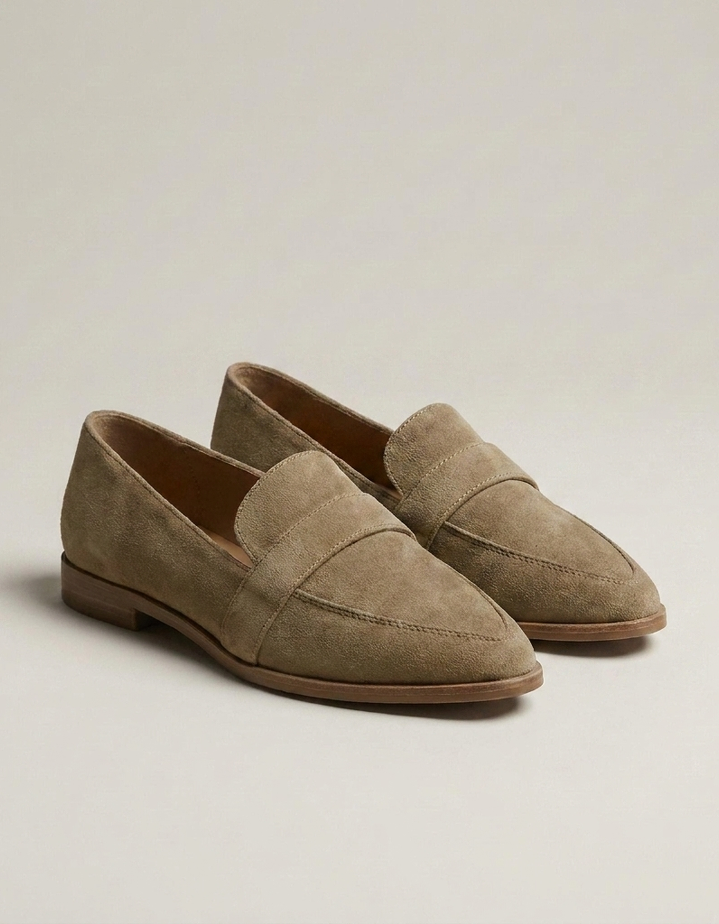 PLUXSTYLE::numise::everyday-comfort-loafers::closeup-detail