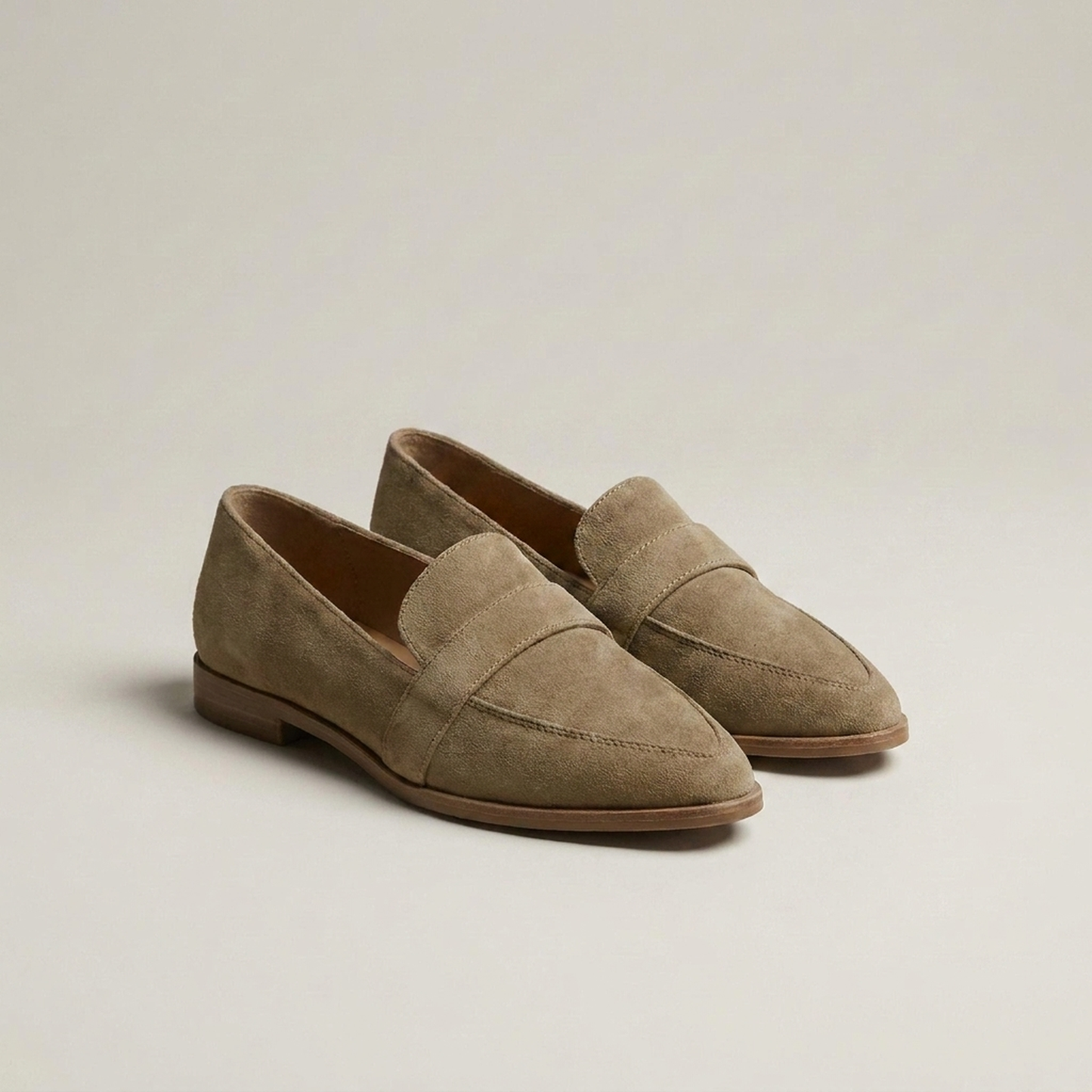 PLUXSTYLE::numise::everyday-comfort-loafers::closeup-detail