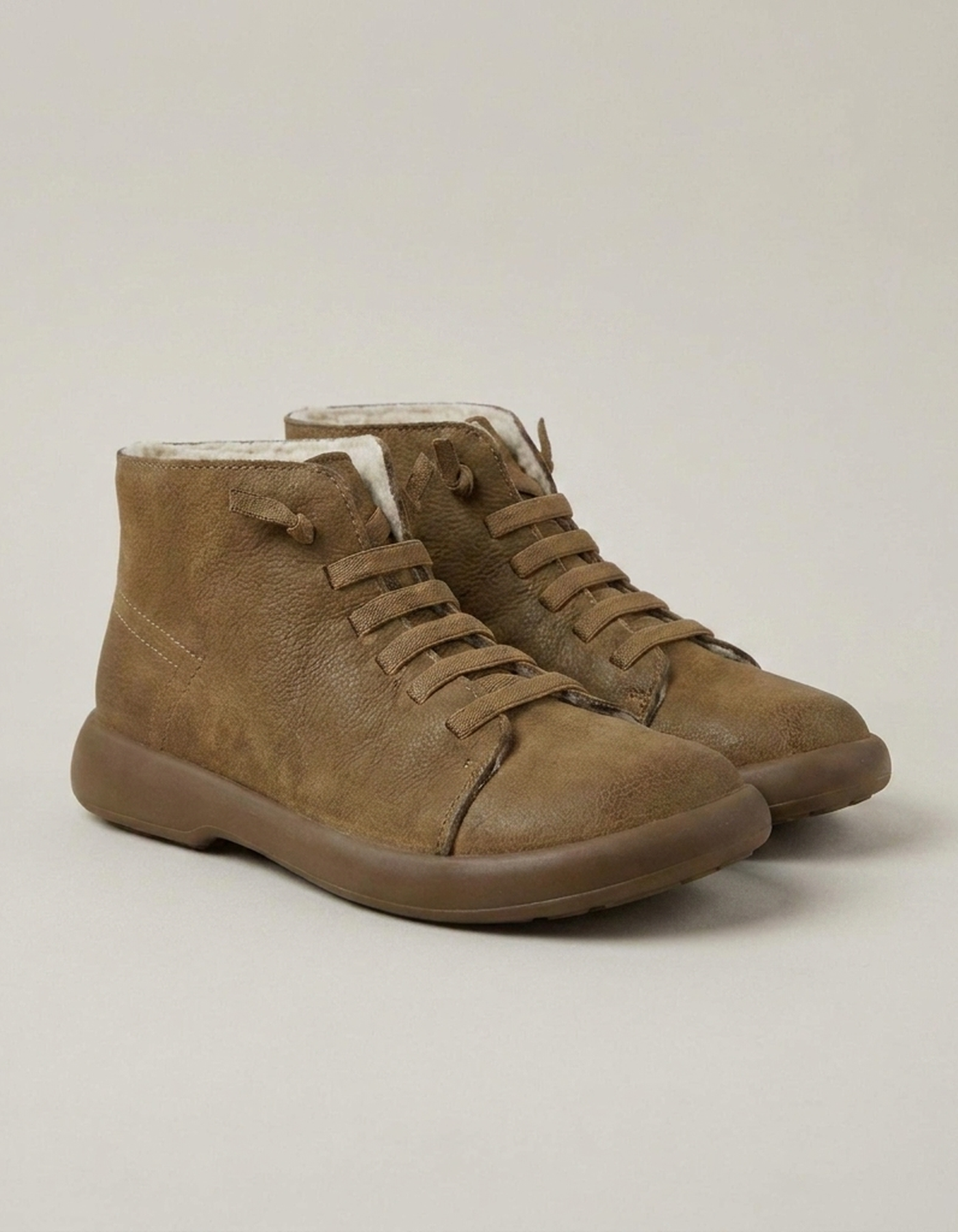 PLUXSTYLE::numise::khaki-pull-on-chelsea-boots::closeup-detail