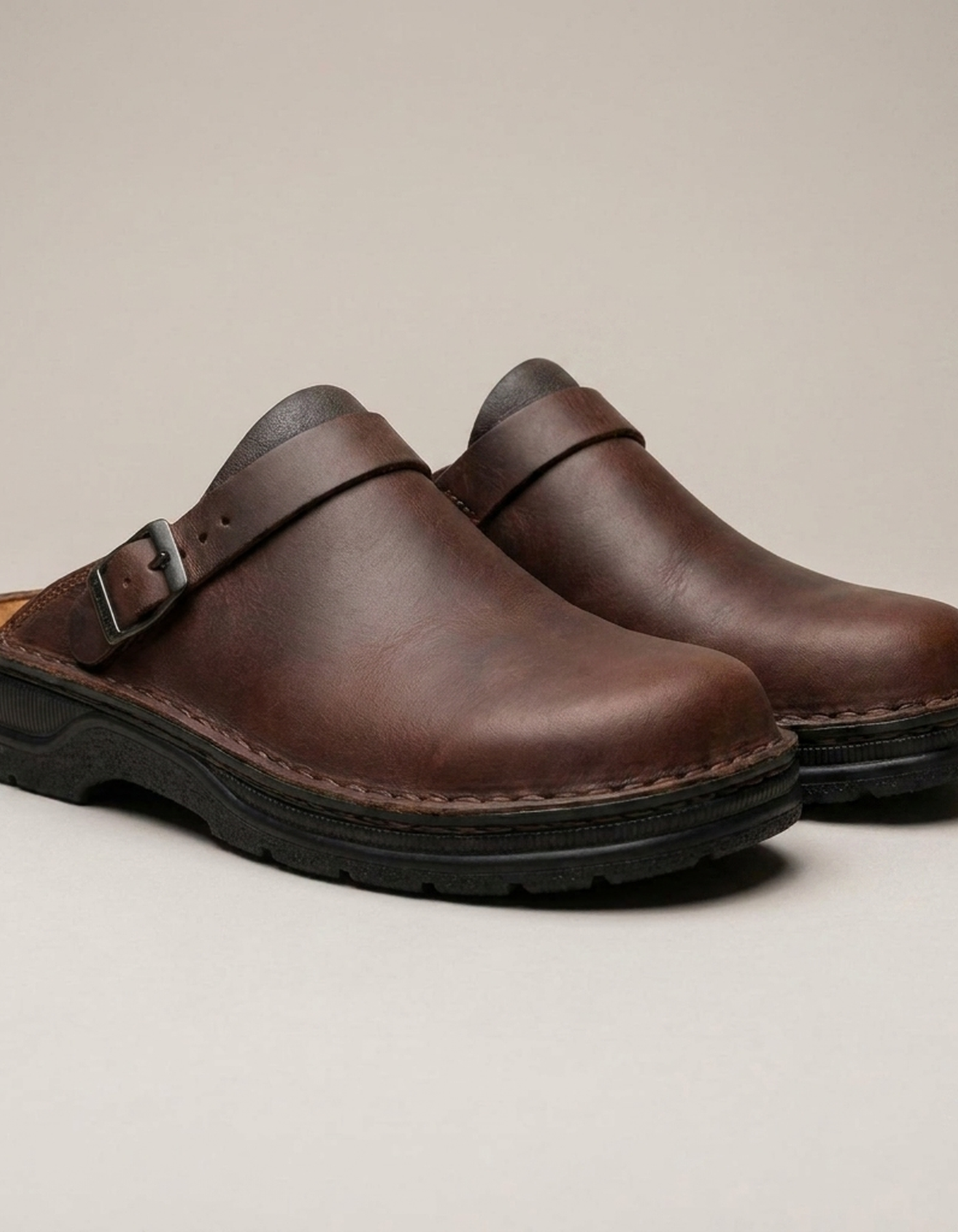 PLUXSTYLE::numise::everyday-support-clogs::closeup-detail