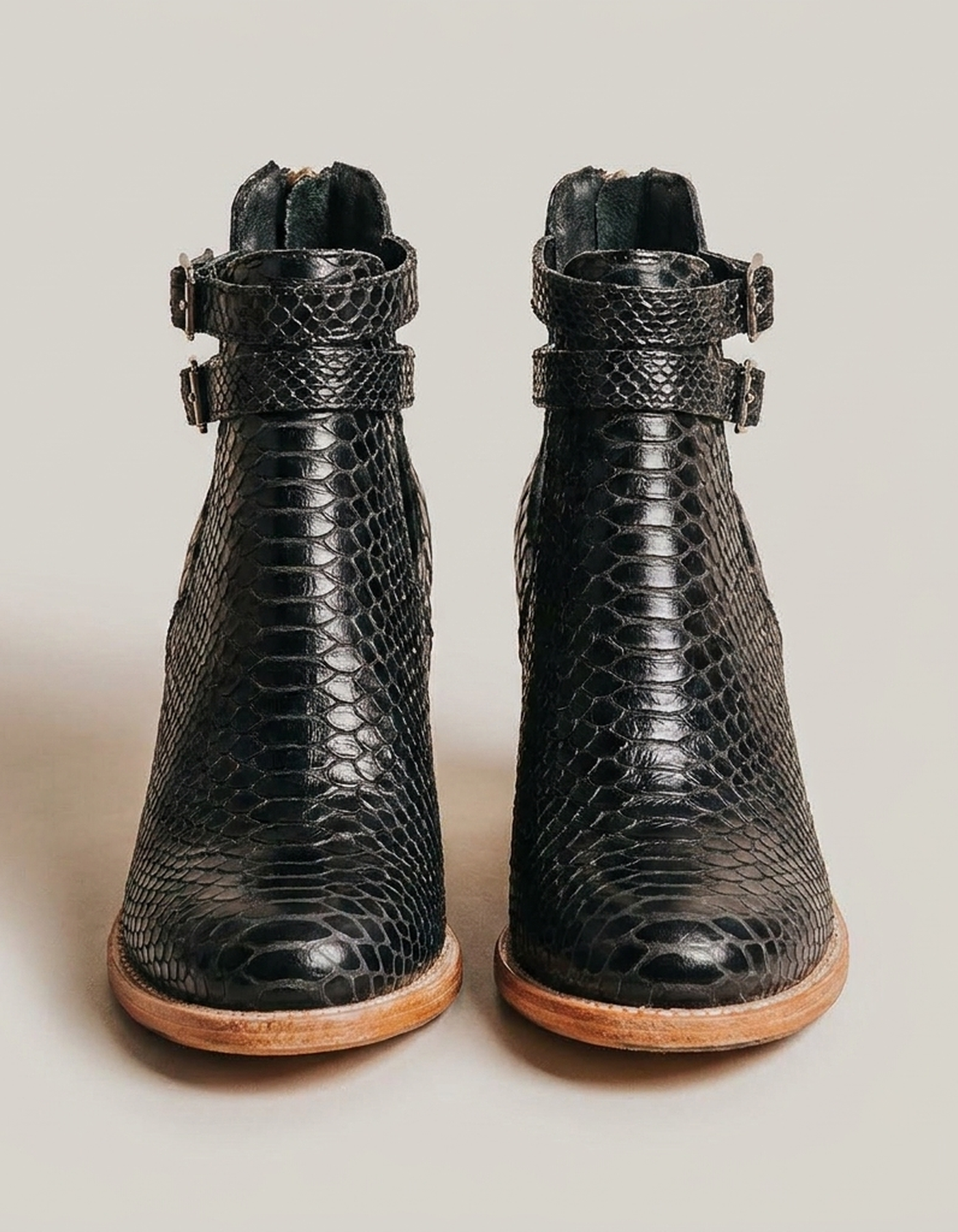 PLUXSTYLE::numise::graceful-comfort-ankle-boots::pack-black-snake-print