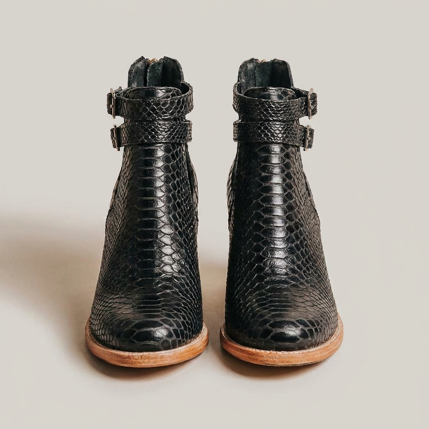 PLUXSTYLE::numise::graceful-comfort-ankle-boots::pack-black-snake-print