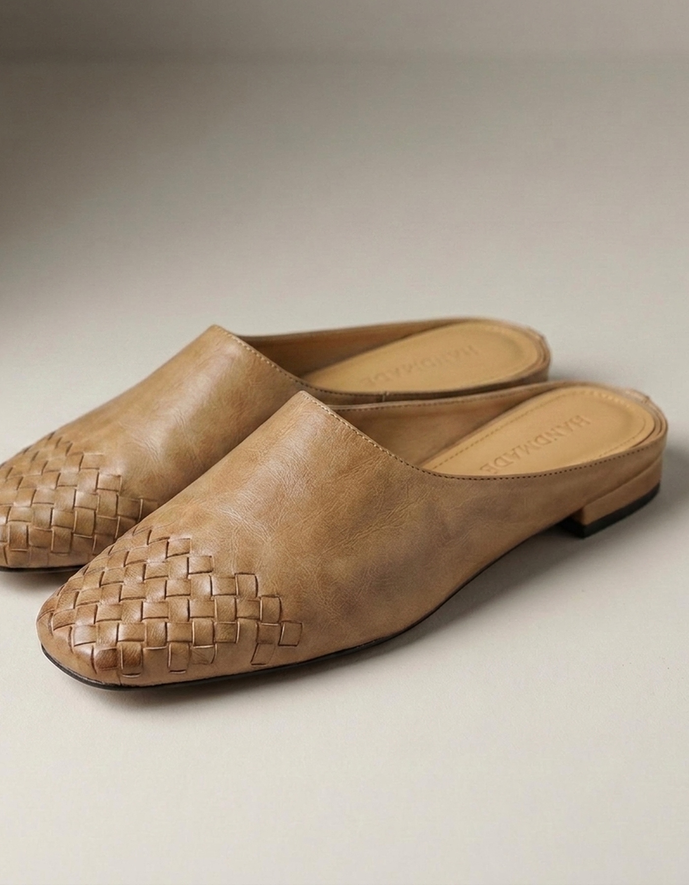 PLUXSTYLE::numise::clara-timeless-mule-footwear::closeup-detail