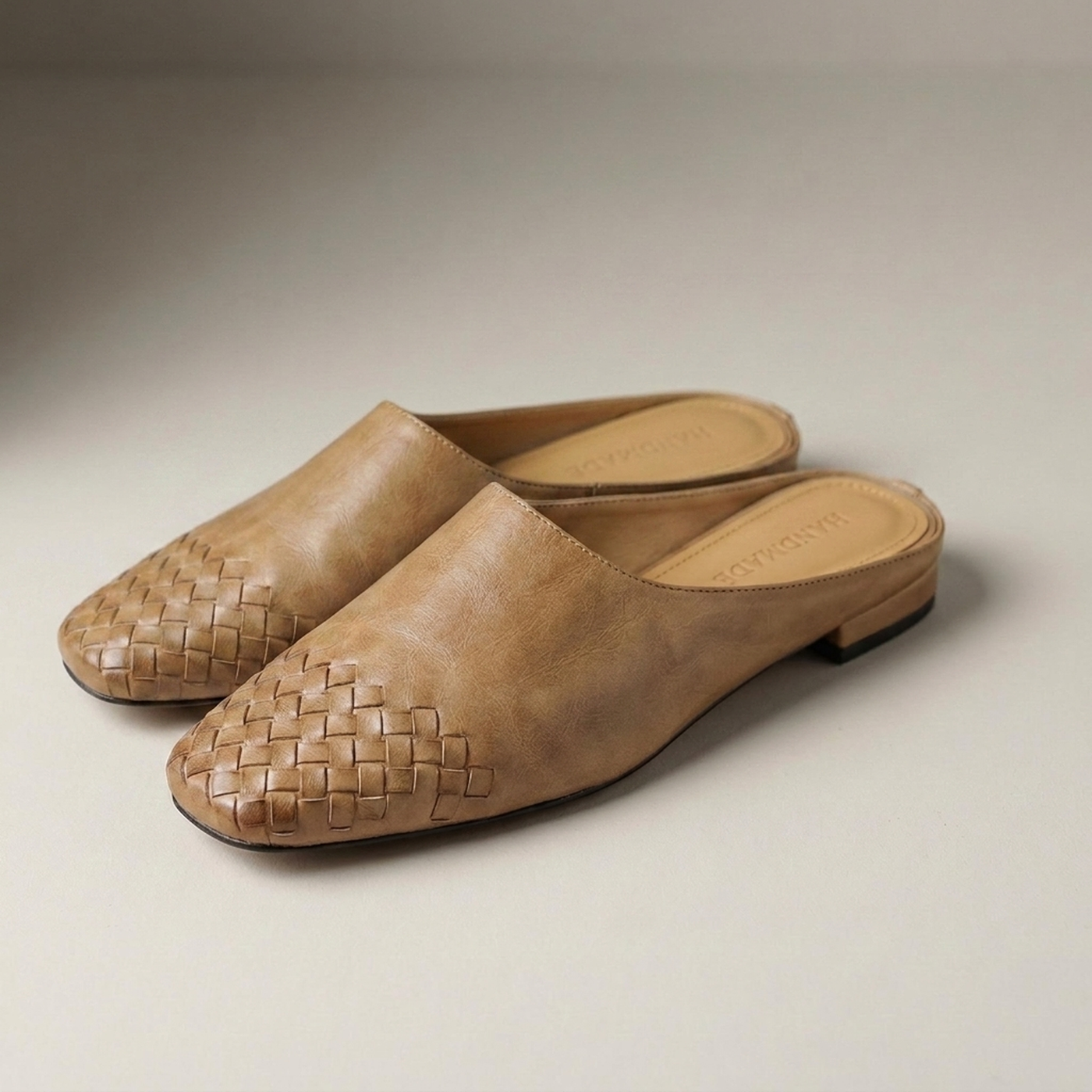 PLUXSTYLE::numise::clara-timeless-mule-footwear::closeup-detail