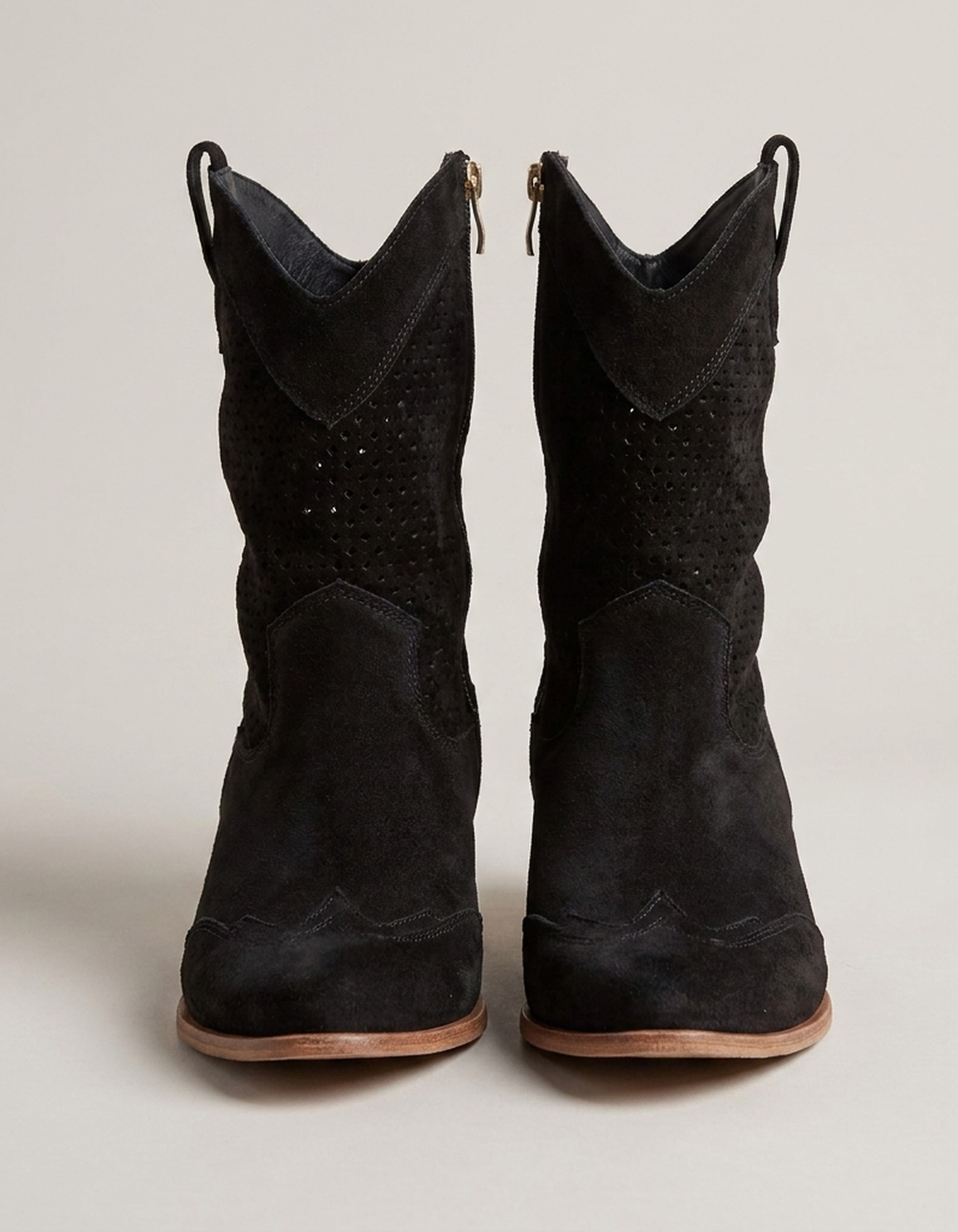 PLUXSTYLE::numise::amelia-perforated-cowboy-boots::pack-black