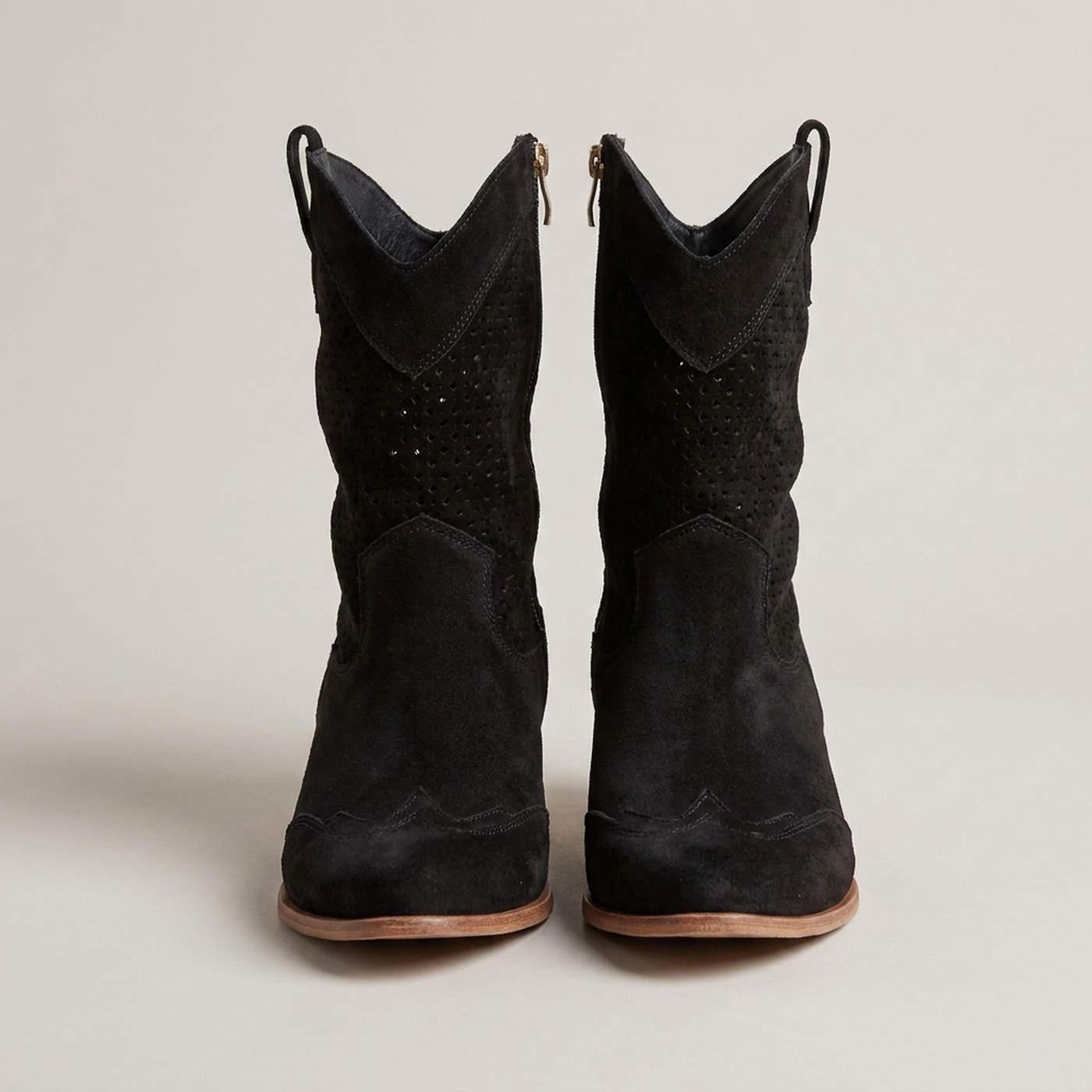 PLUXSTYLE::numise::amelia-perforated-cowboy-boots::pack-black