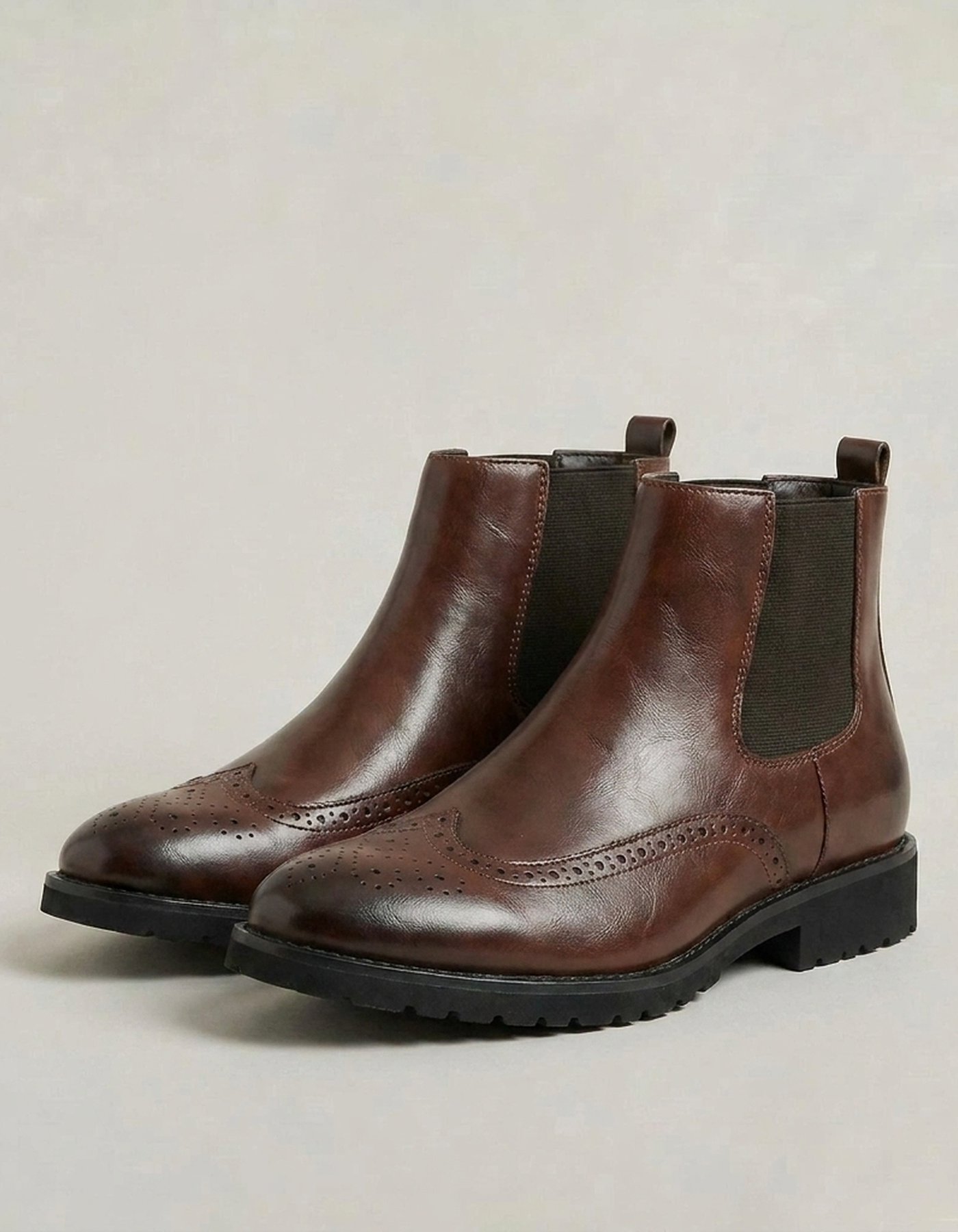 PLUXSTYLE::numise::mens-wingtip-chelsea-boots::closeup-detail